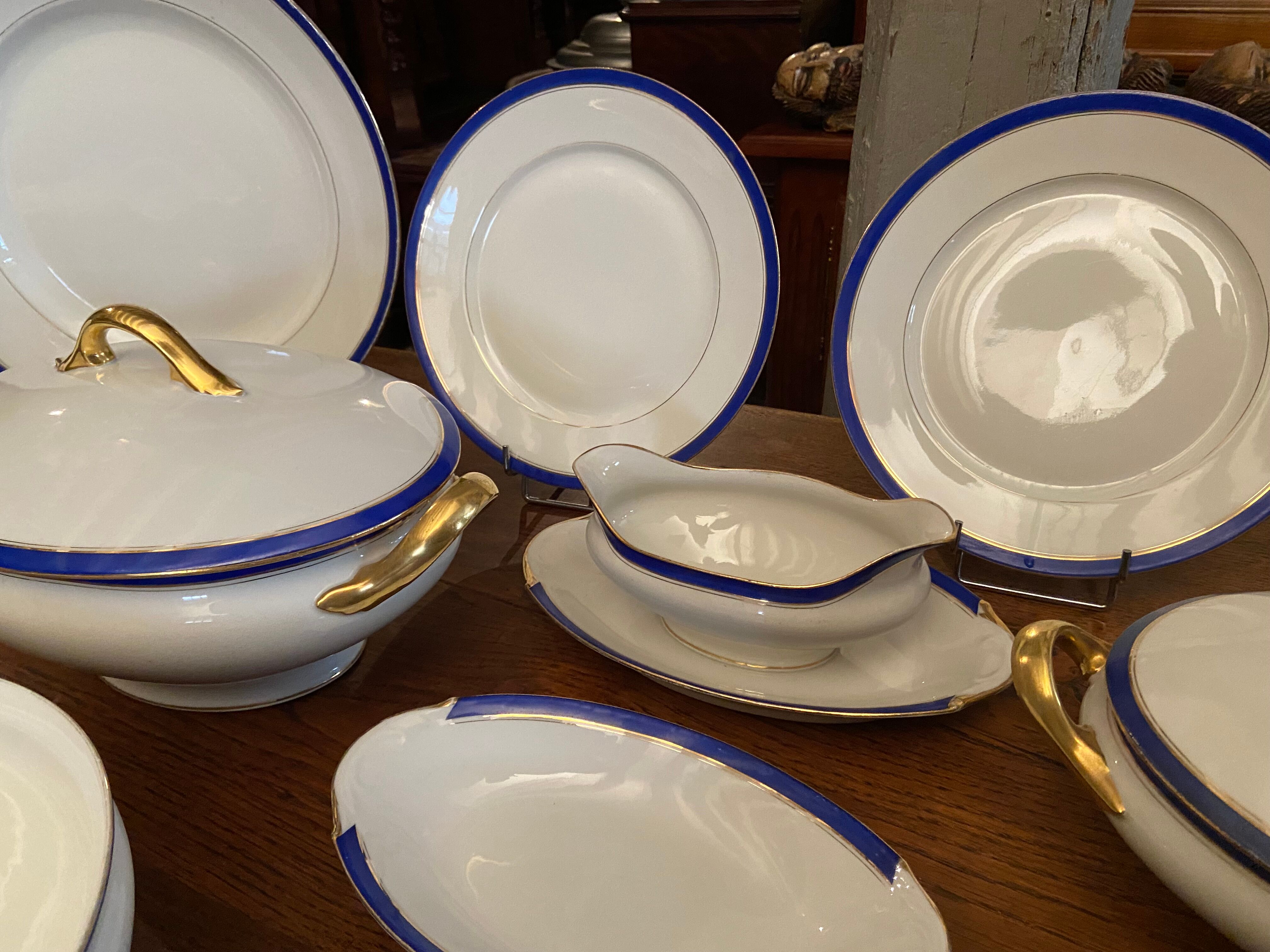 Service de table en porcelaine de Limoges à bandeau bleu sur fond blanc et or