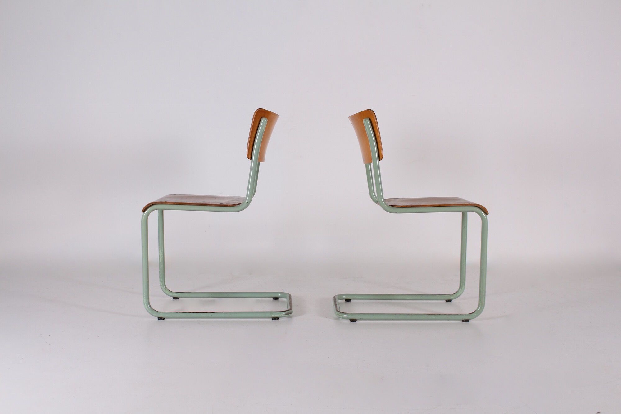 2 chairs style Bauhaus