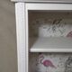 Armoire avec papier peint