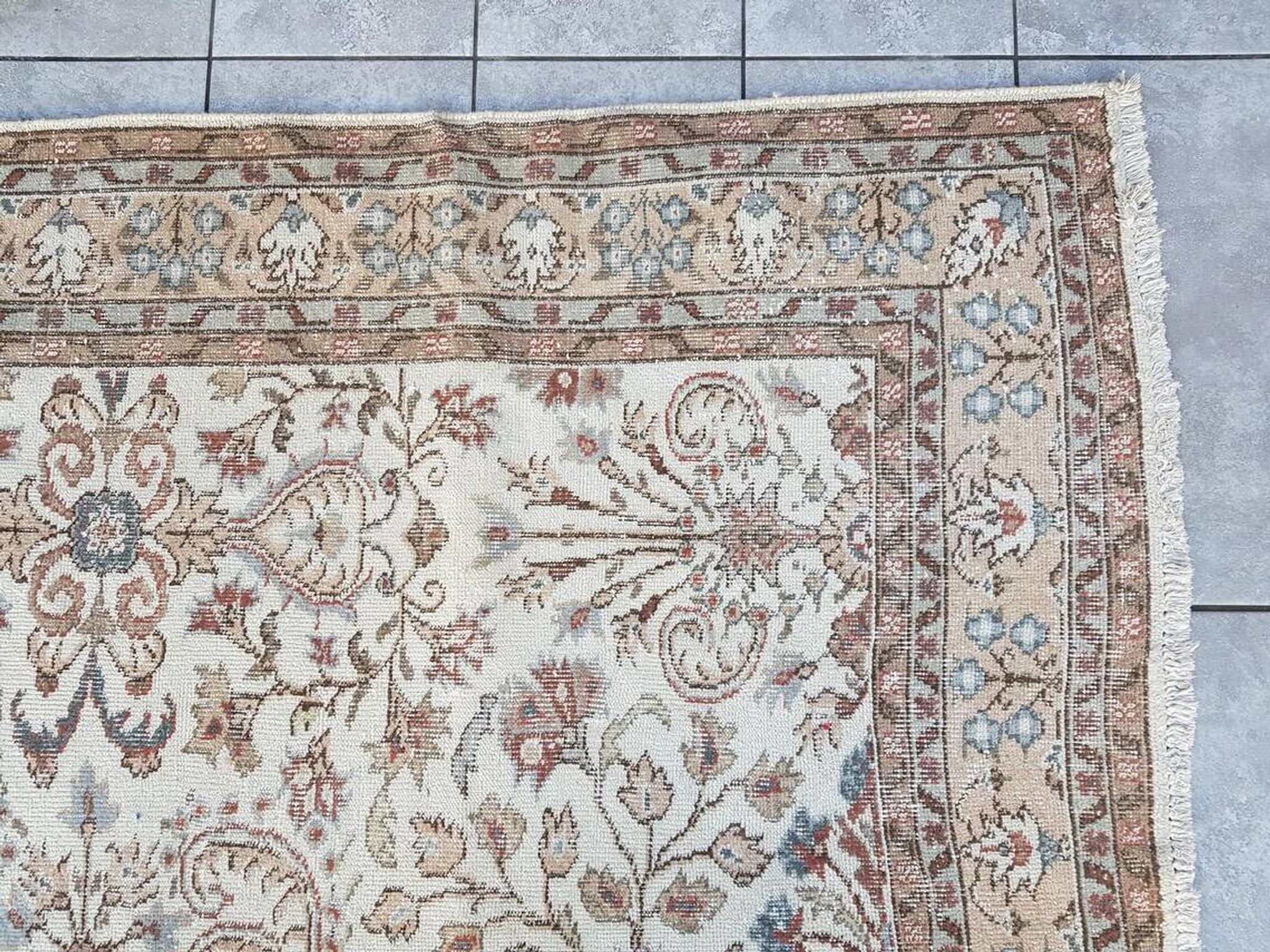 Tapis Oushak beige anatolien au sol sku 2781