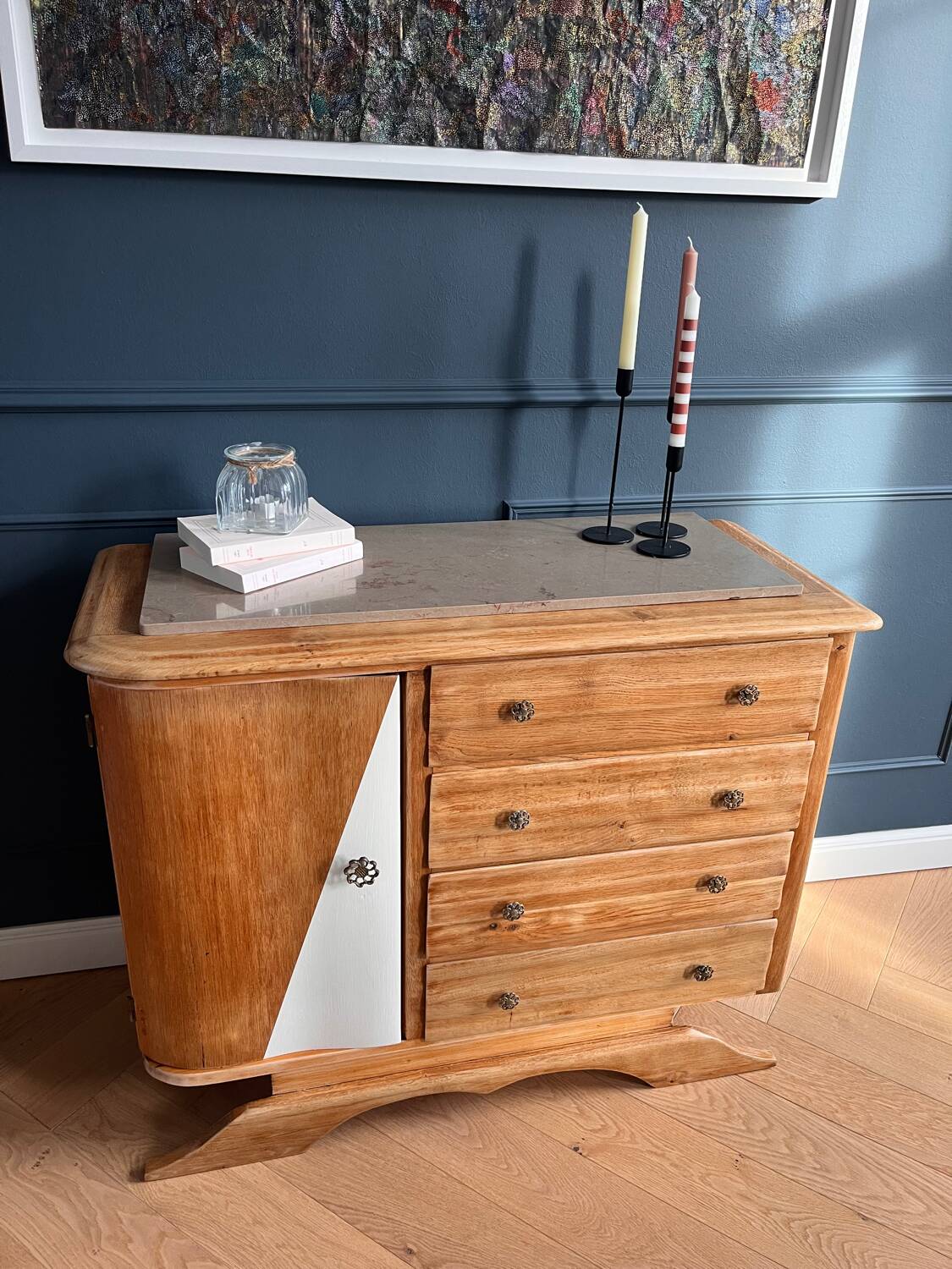 Moustache leg commode