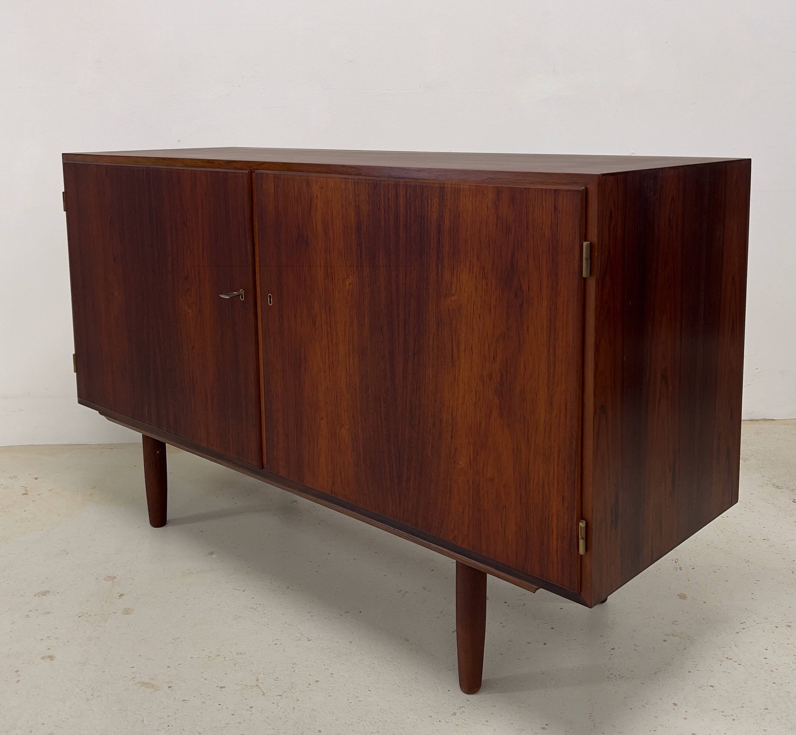 Buffet en palissandre par Gunni Omann, Danemark, années 1960.