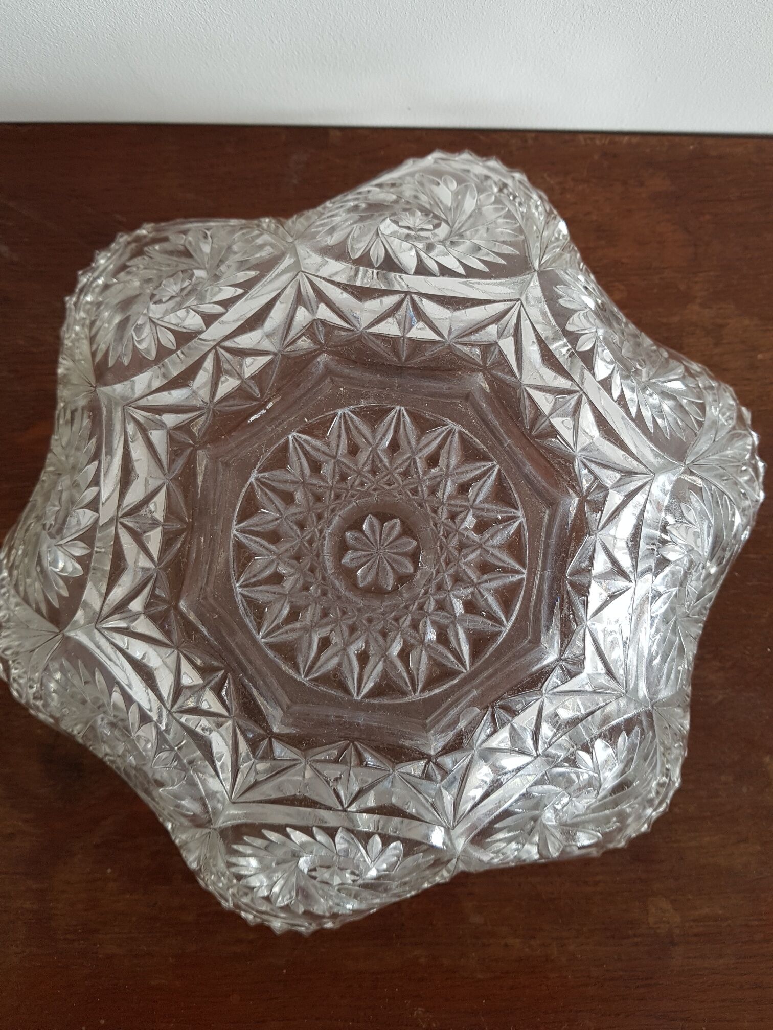 Flat bowl in chiseled glass