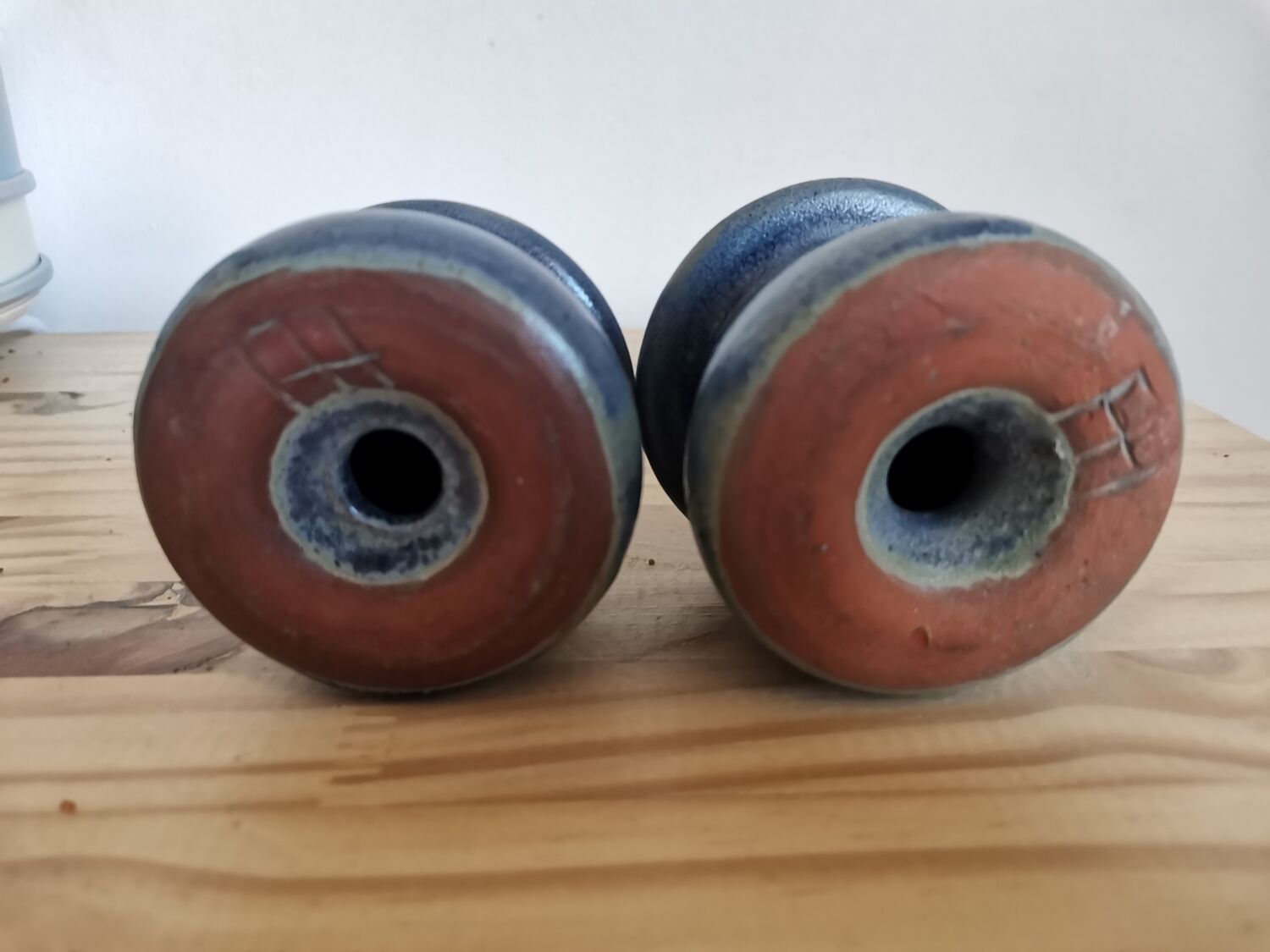 Lot salière et poivrière en grès émaillé bleu vintage signé