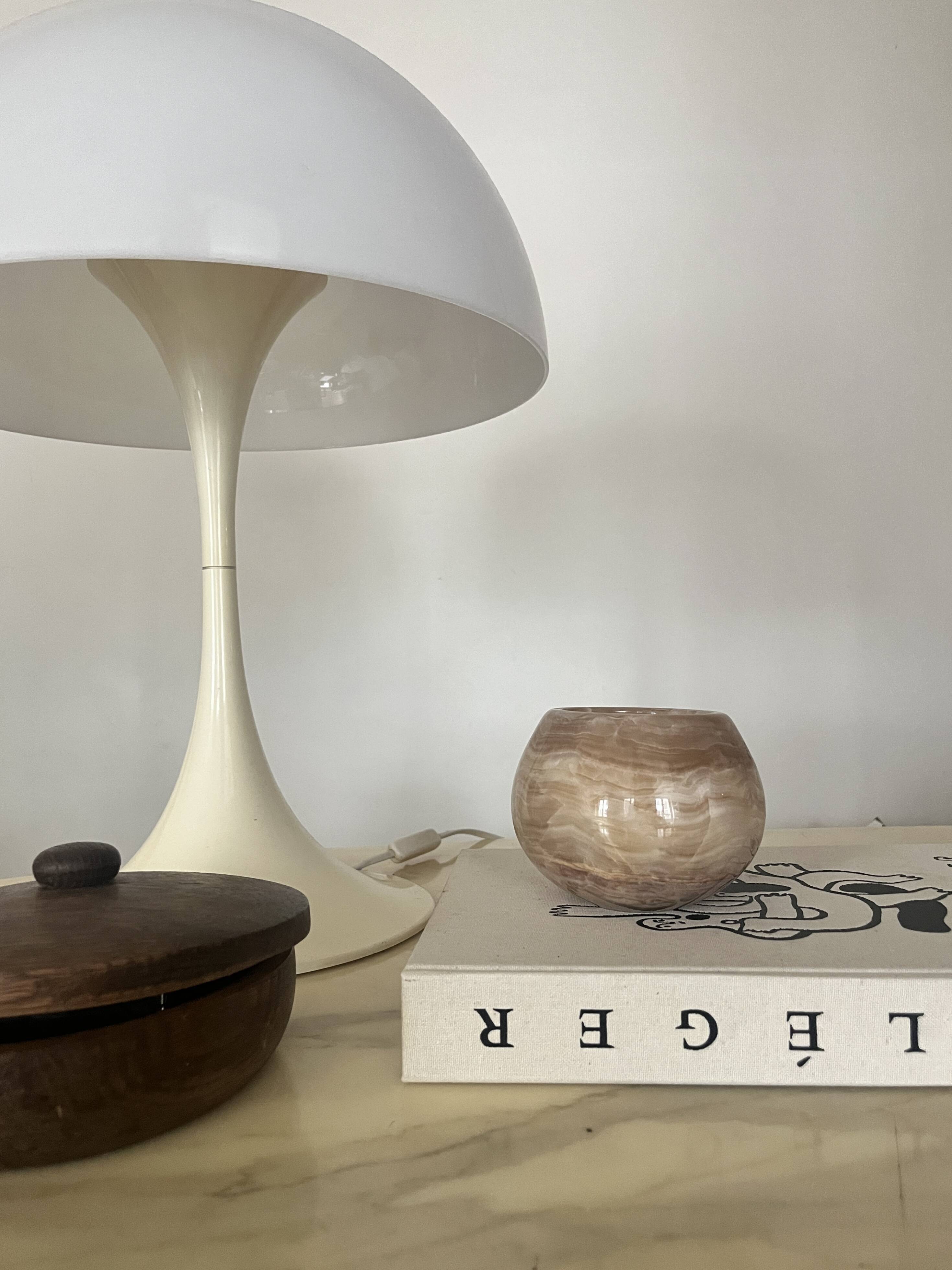 Vase boule rond en marbre beige, Italie 1970
