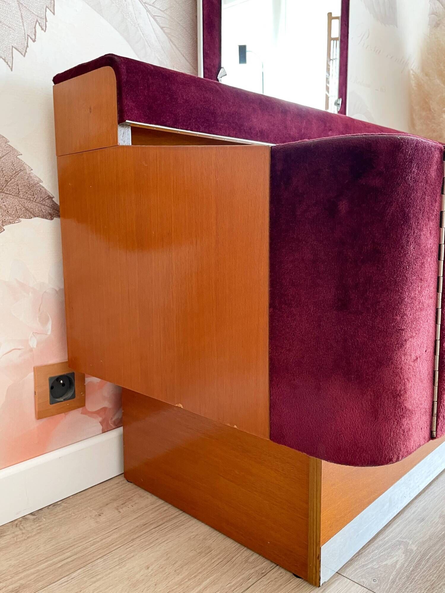 Coiffeuse en bois et velours bordeaux, années 1970-1980