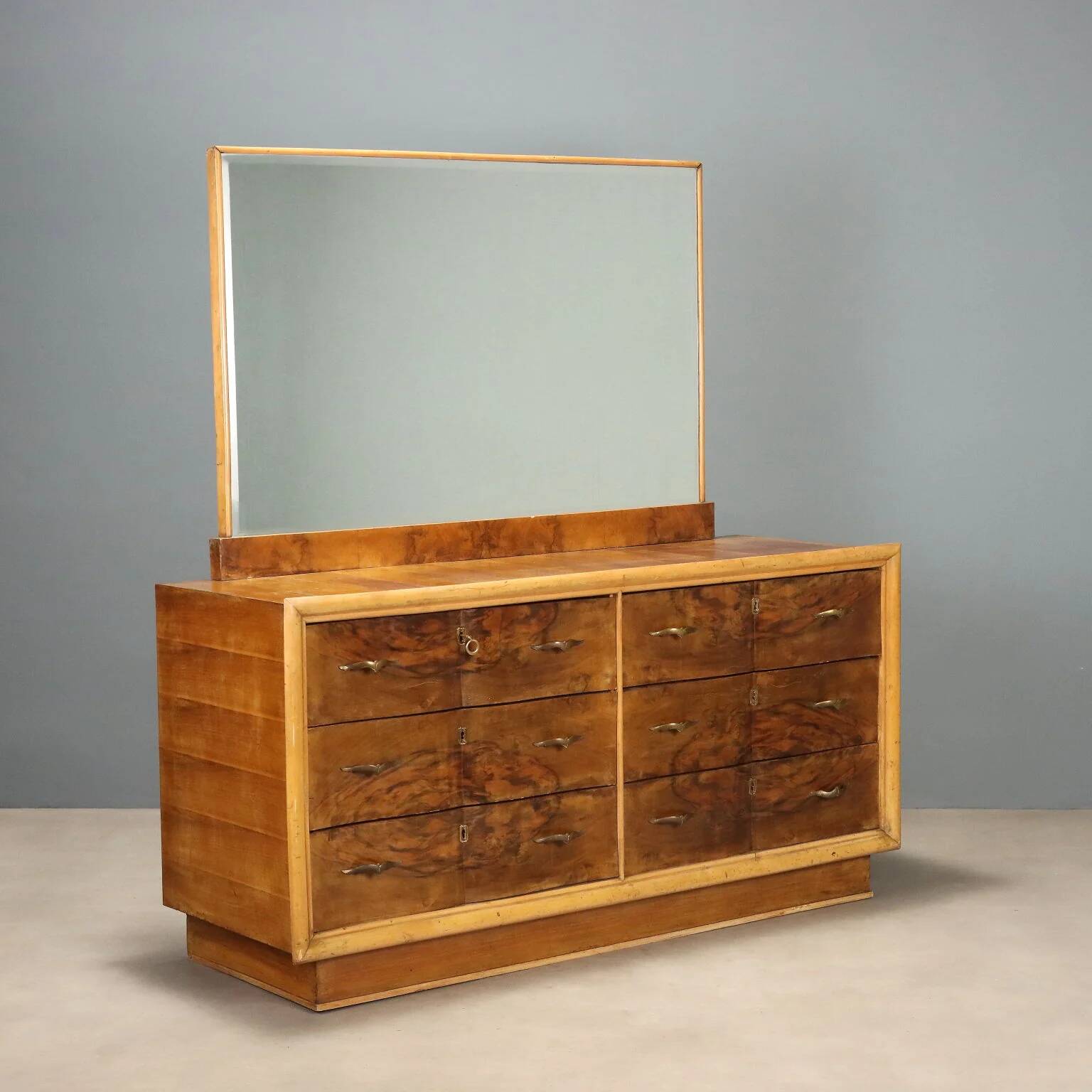 Vintage walnut burl commode with brass handles, Italian design from the 1940s.