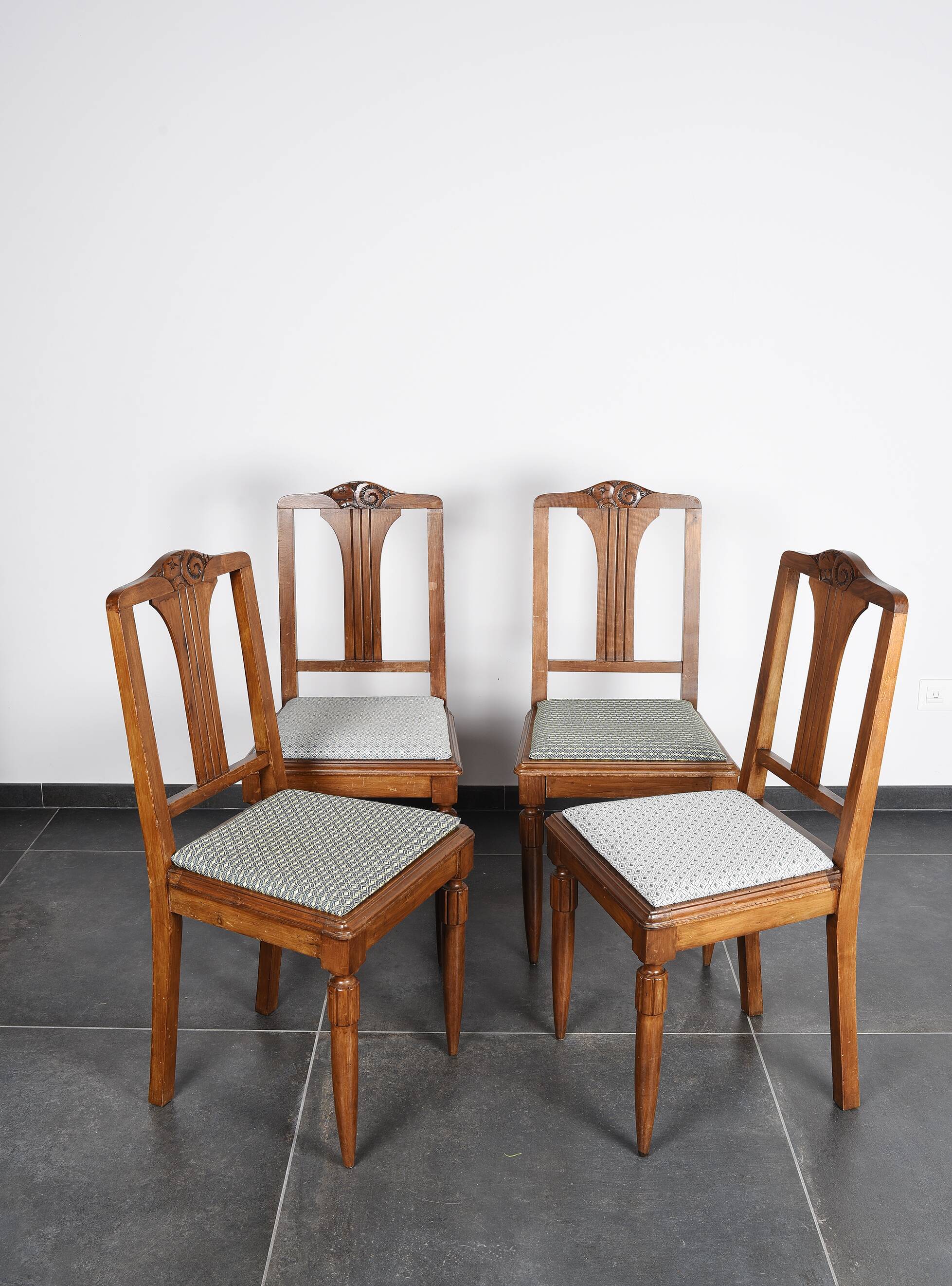 Set of 4 Art Deco chairs in carved wood.
