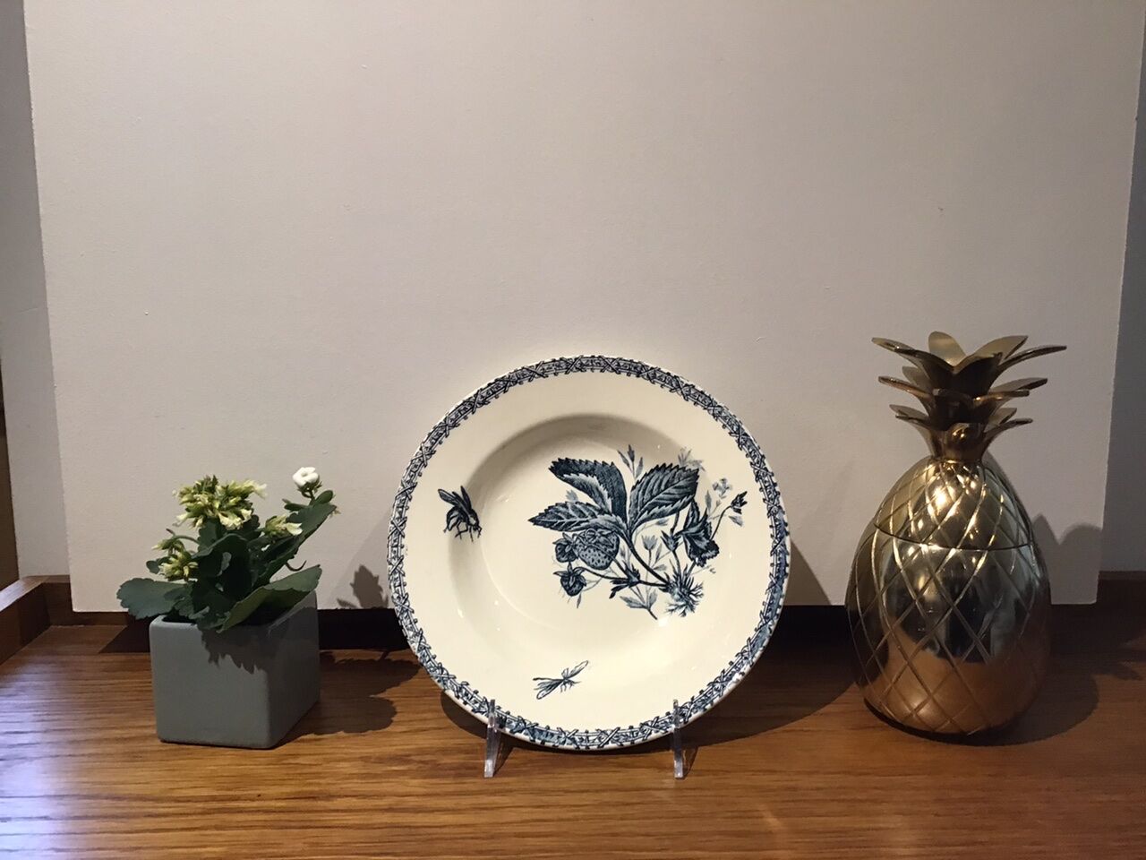 Hollow plate, insect and strawberry décor, Manufacture Choisy the King, Iron Land, H Boulenger - Co.