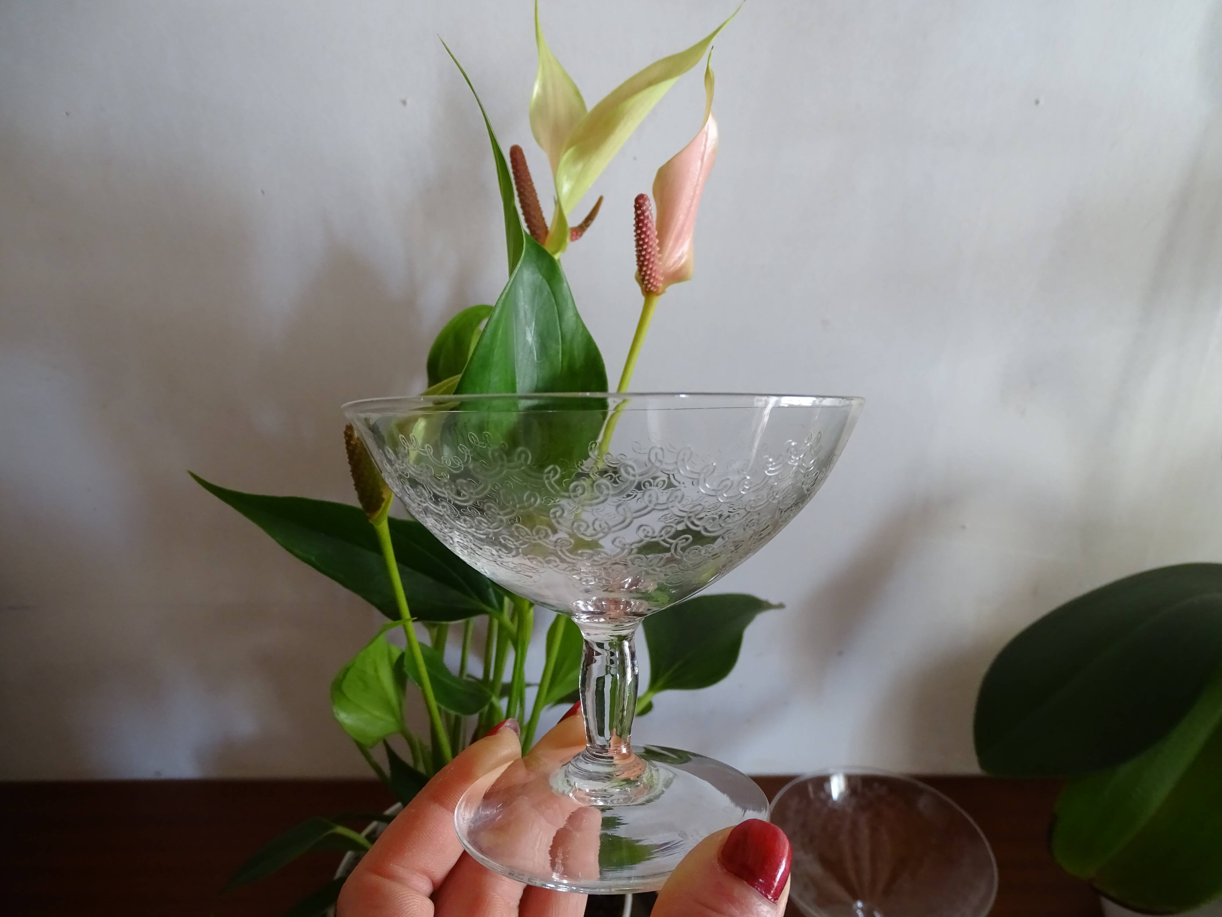 10 glasses of antique Art Deco engraved crystal champagne