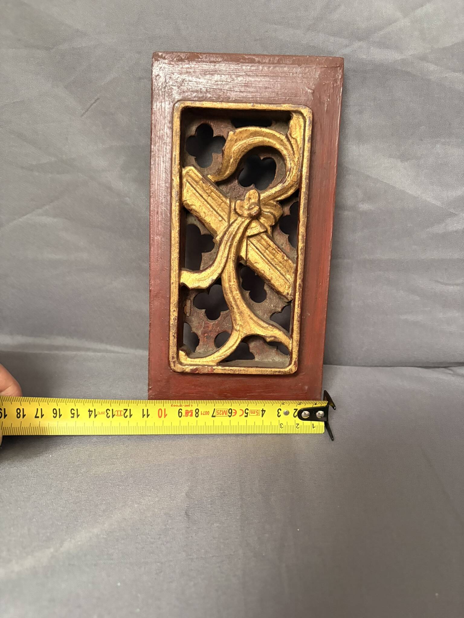 Ancien panneau en bois sculpté décor laqué doré fleurs et feuille de grenade, Chine