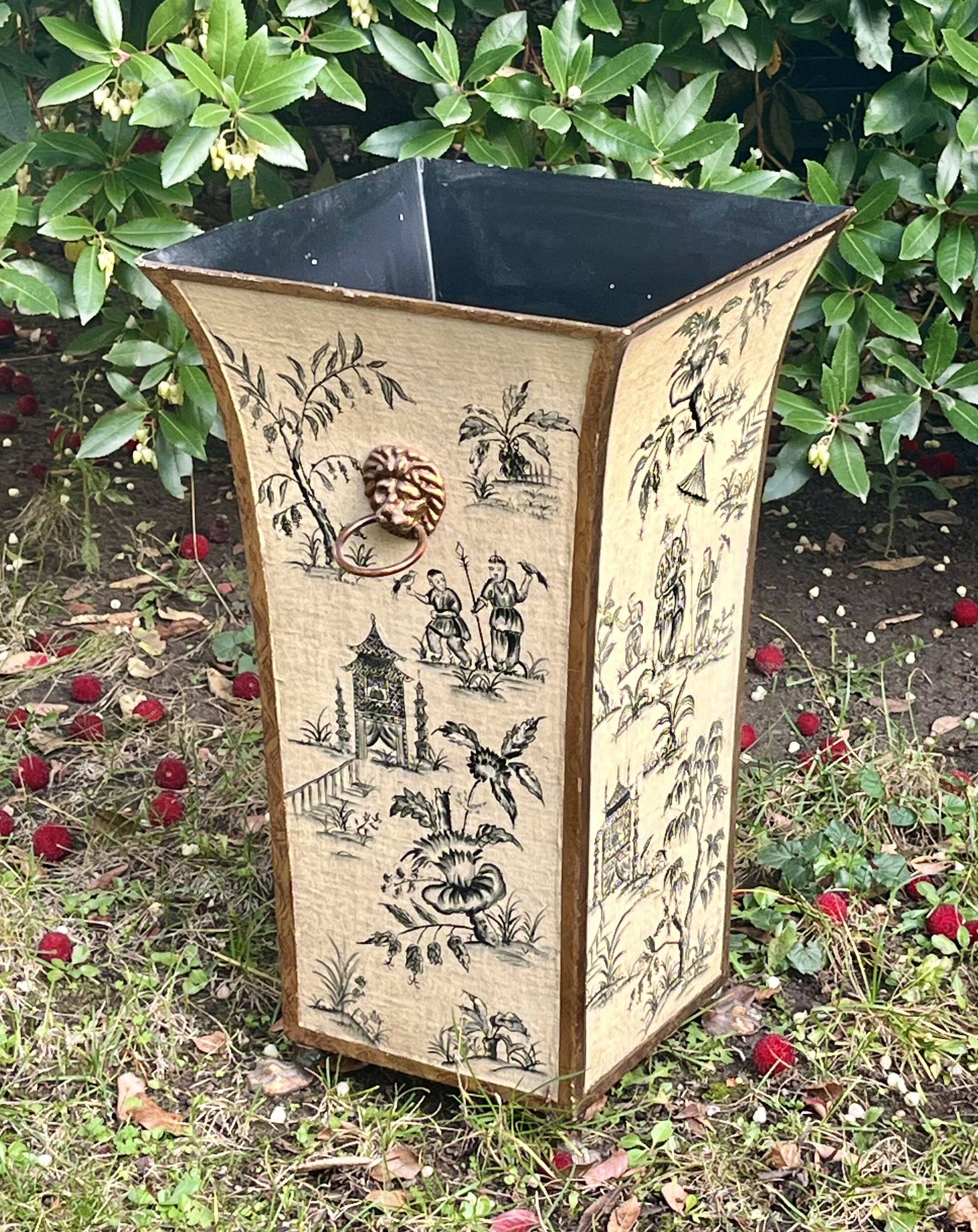 Grand cache-pot tôle - Décor aux Chinois- Pattes de lion - Très bon état