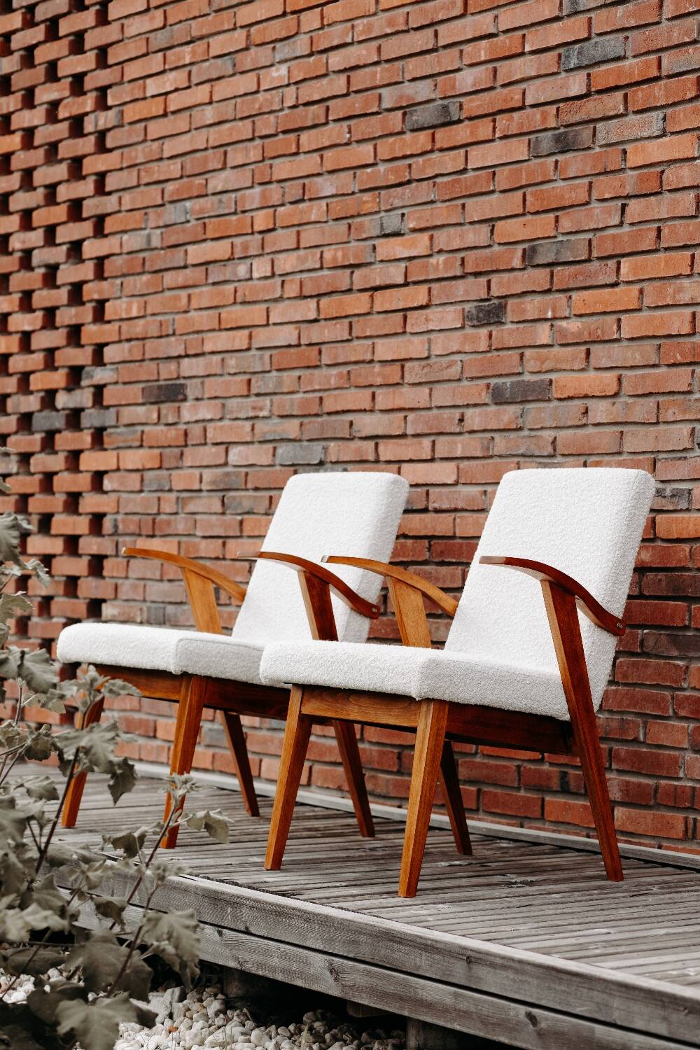 Fauteuil vintage blanc perle bouclé bois naturel 1970 restauré design scandinave