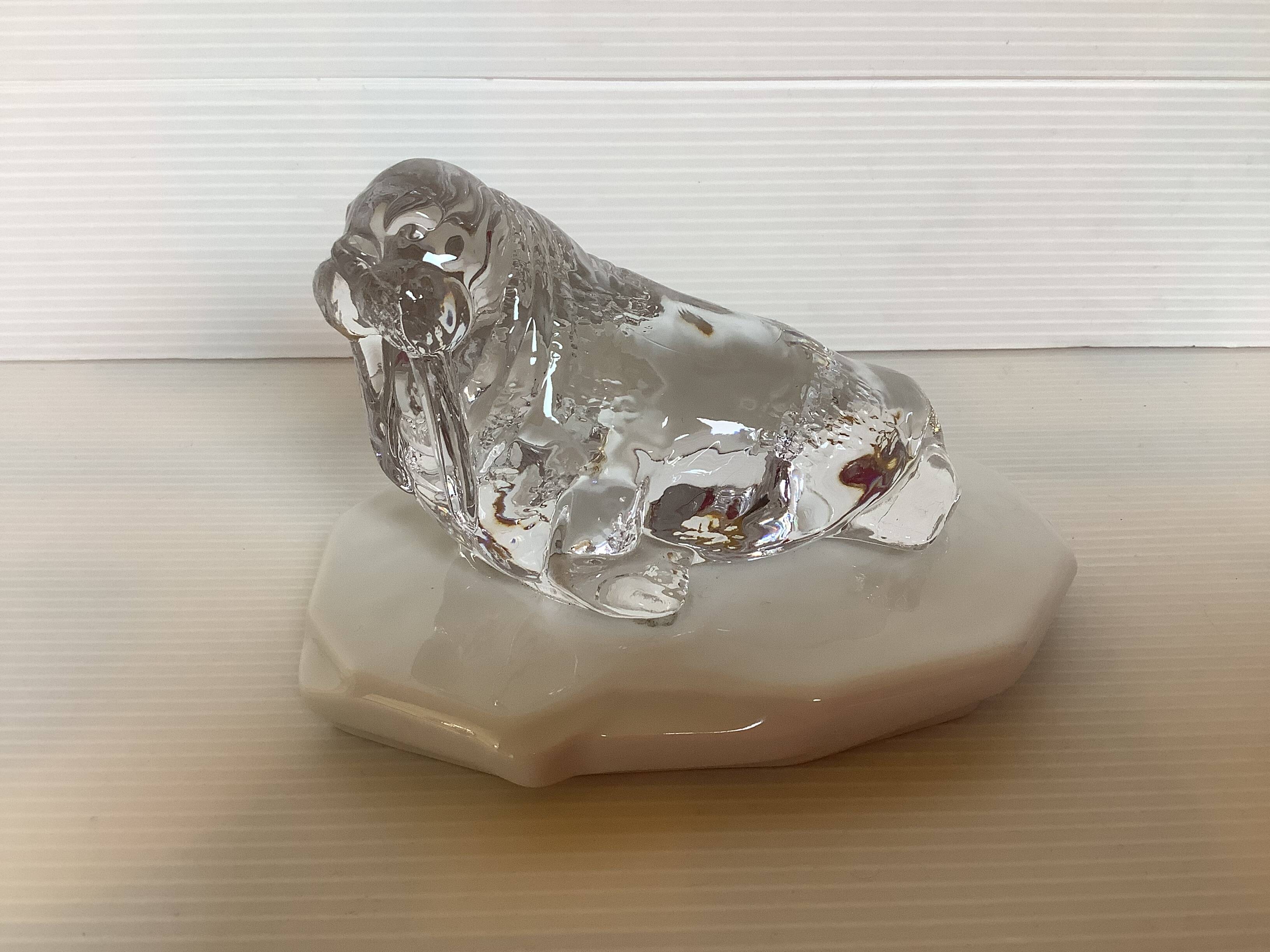 Zoomorphic molded glass paperweight