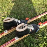 Vintage Esko Järvinen skis with his shoes