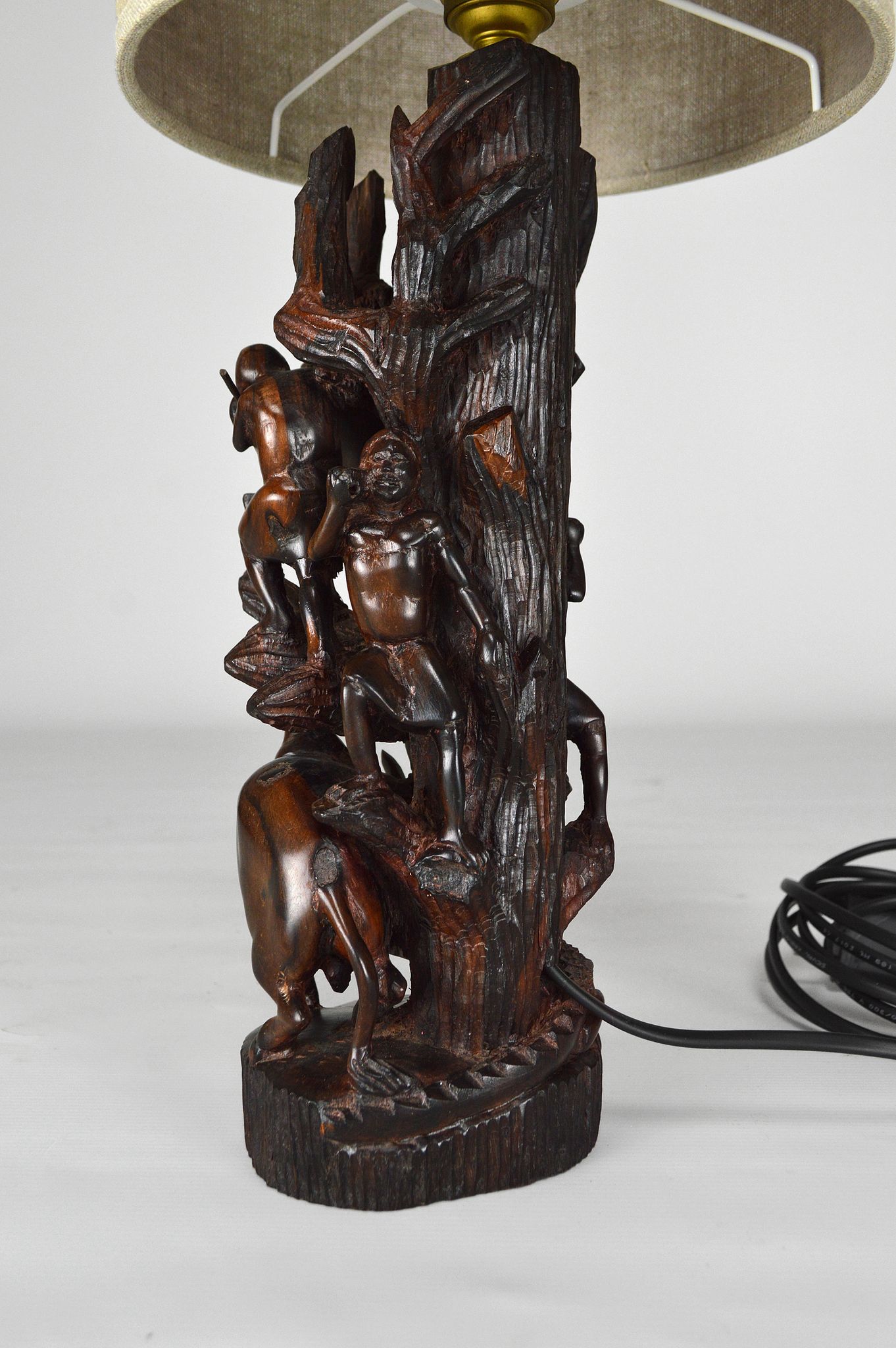 Lampe africaine en ébène sculpté, "Chasseurs, buffle et crocodile"