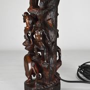 Lampe africaine en ébène sculpté, "Chasseurs, buffle et crocodile"