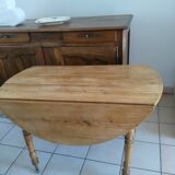 Vintage round table with folding edges