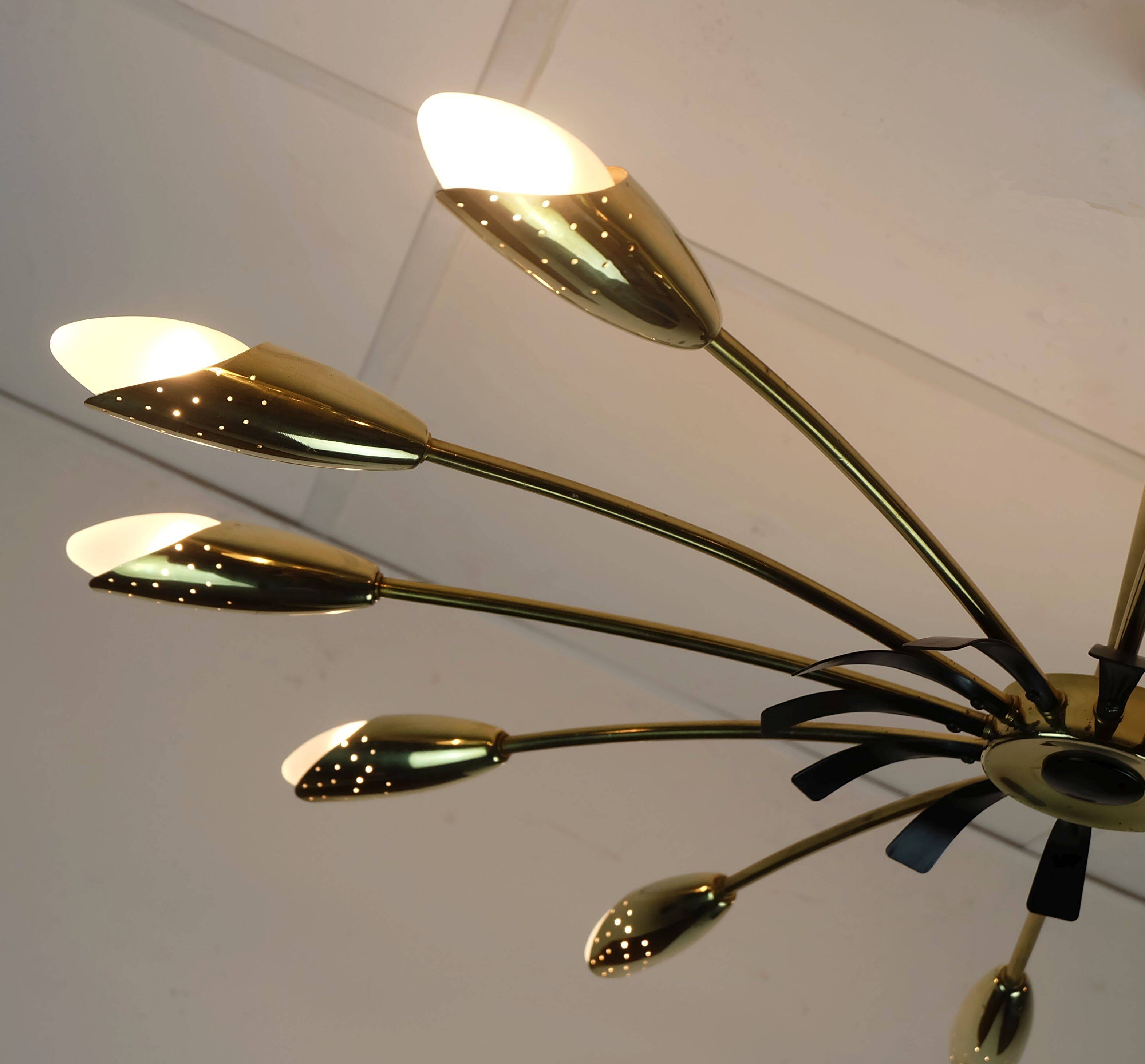 Grand plafonnier araignée Sputnik à 12 lumières, en laiton et métal noir, années 1950