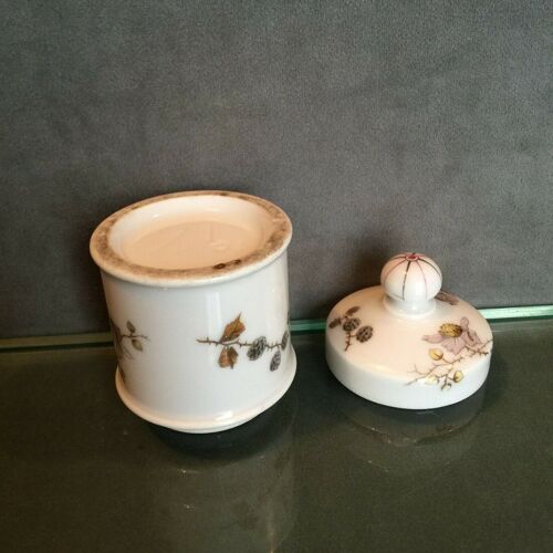 Pot couvert en porcelaine à décor floral