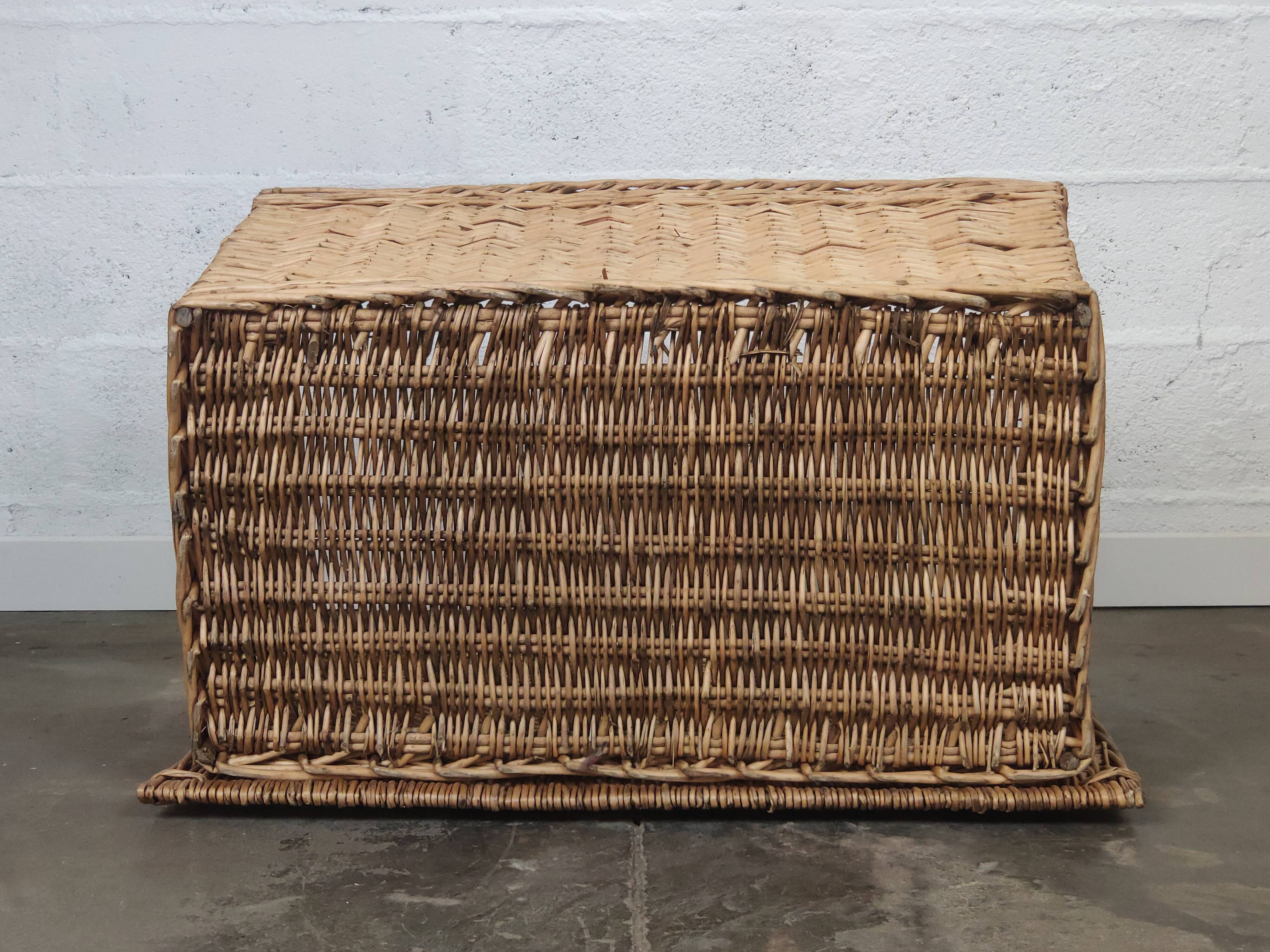 Coffre en osier tressé vintage