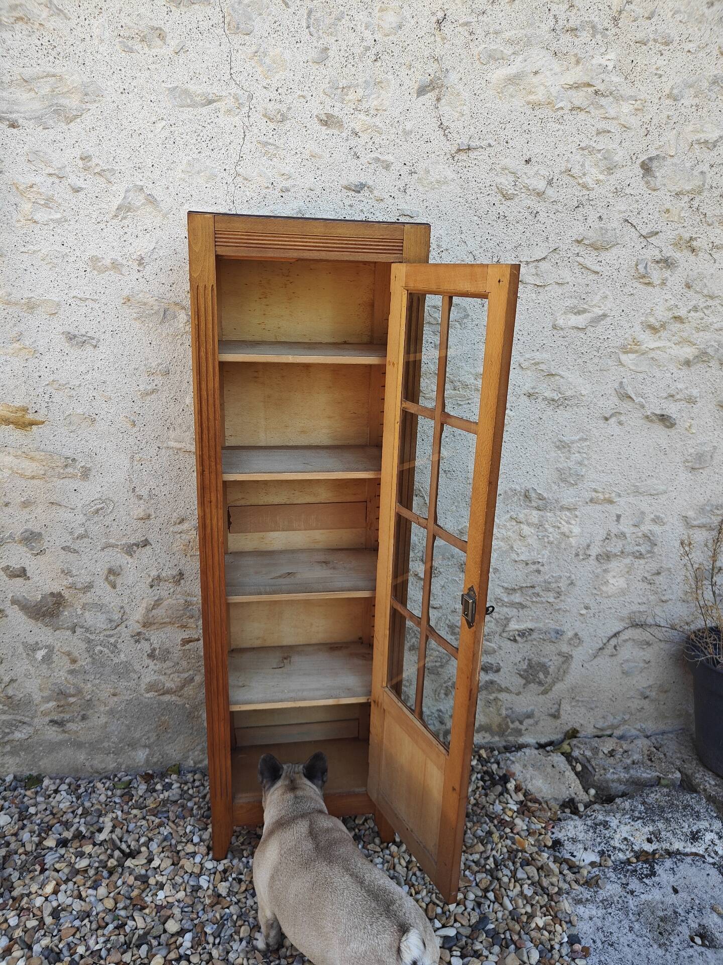 Showcase an old door, small bookshelf.