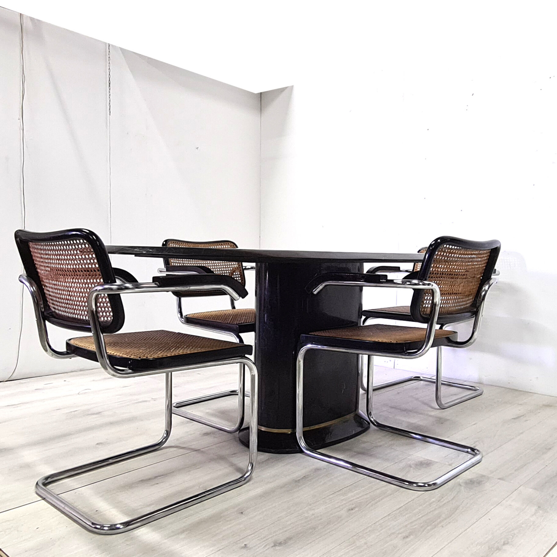 Table ovale en marble, années 1980