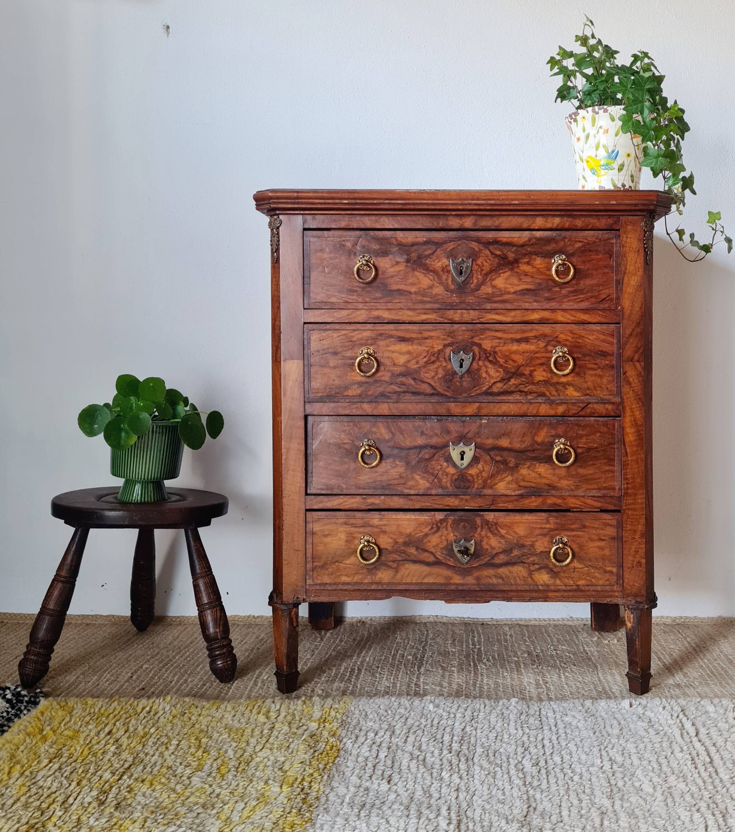 Commode ancienne style Louis XV en ronce de noyer – 4 tiroirs