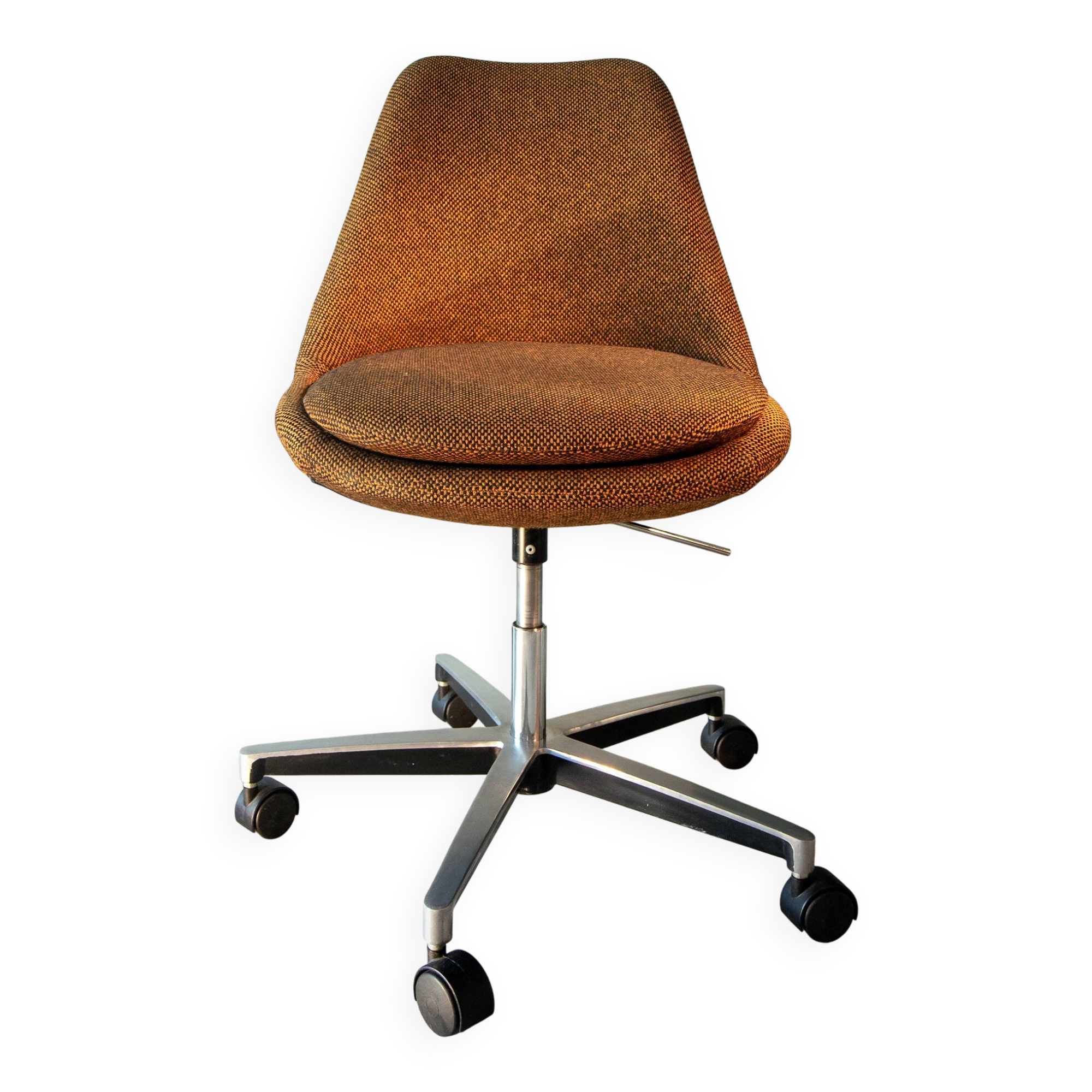 Chaise tulipe 70's, tissus lainé orangé et fonte d'aluminium