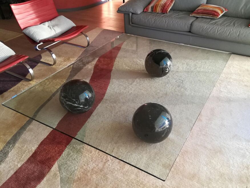 Table basse en verre trois pieds boule en marbre noir | Selency