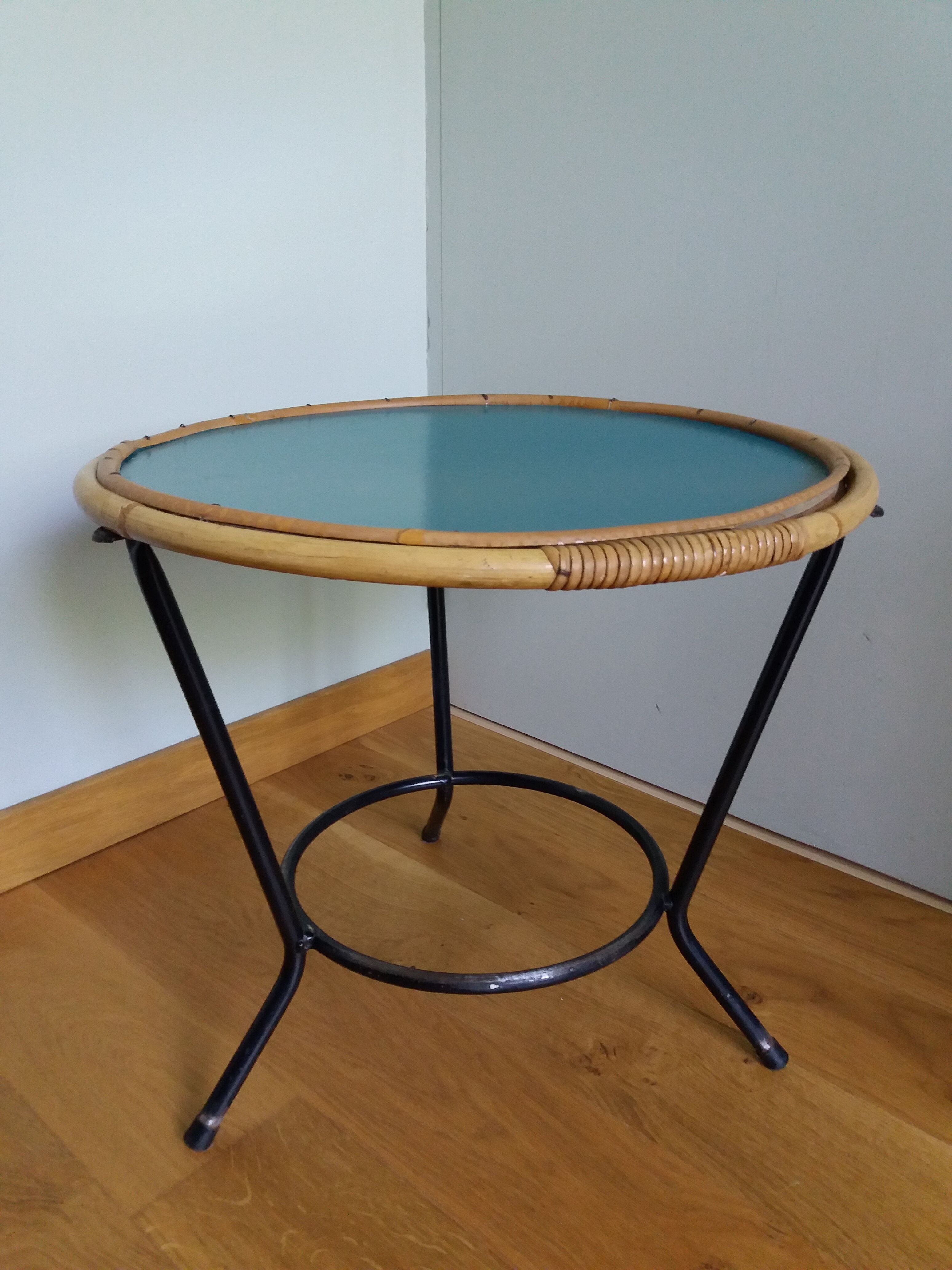 Table basse ronde en rotin et métal revisitée
