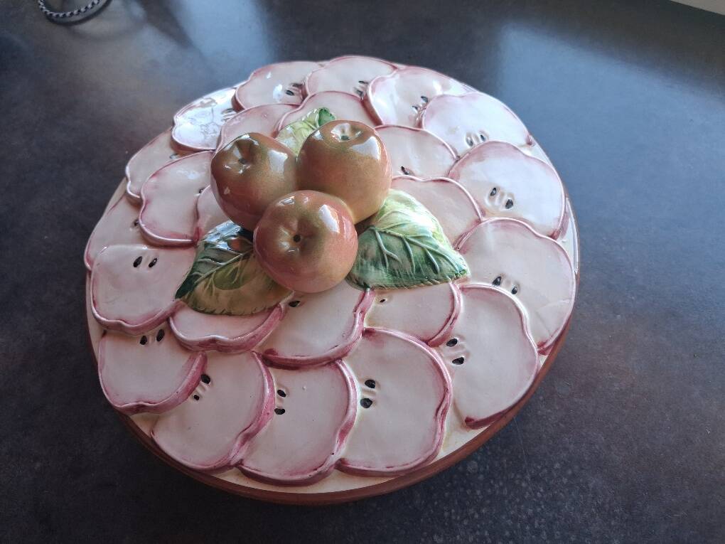 Pie dish / Tatin with a trompe-l'œil lid in slipware – Apple decoration