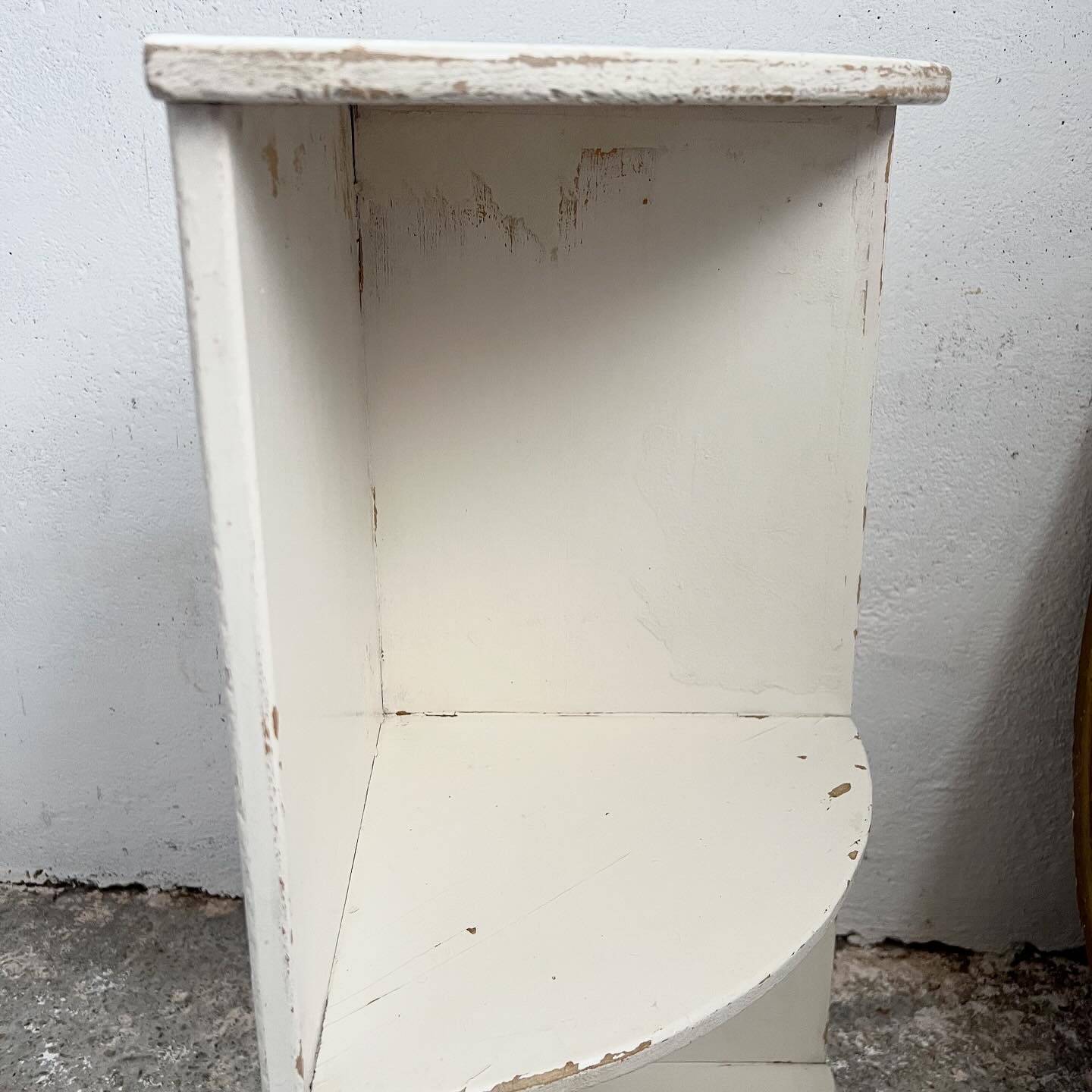 Corner kitchen shelves