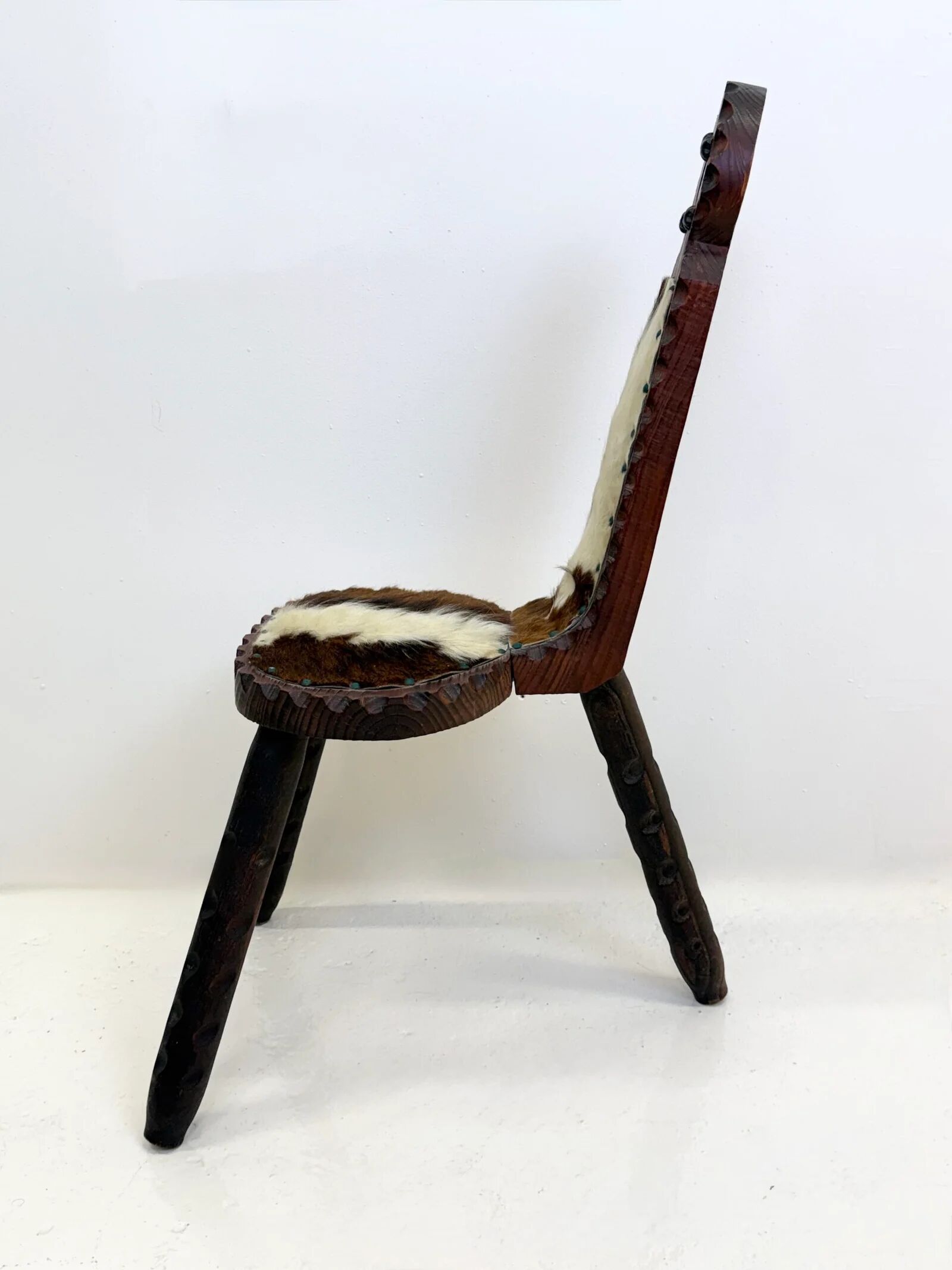 Chaise sculptée en bois et peau — 1950–1970