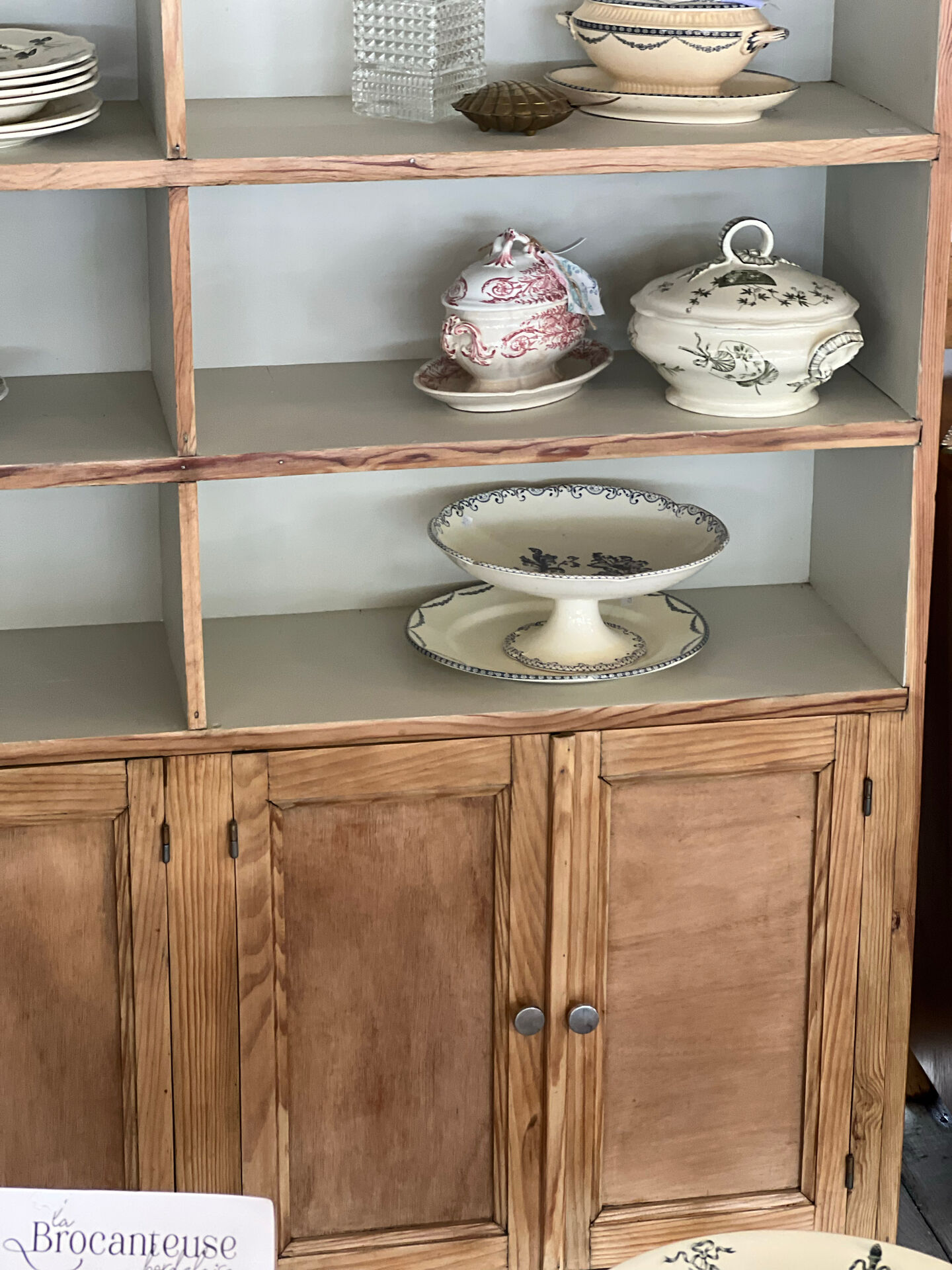 Library / dresser