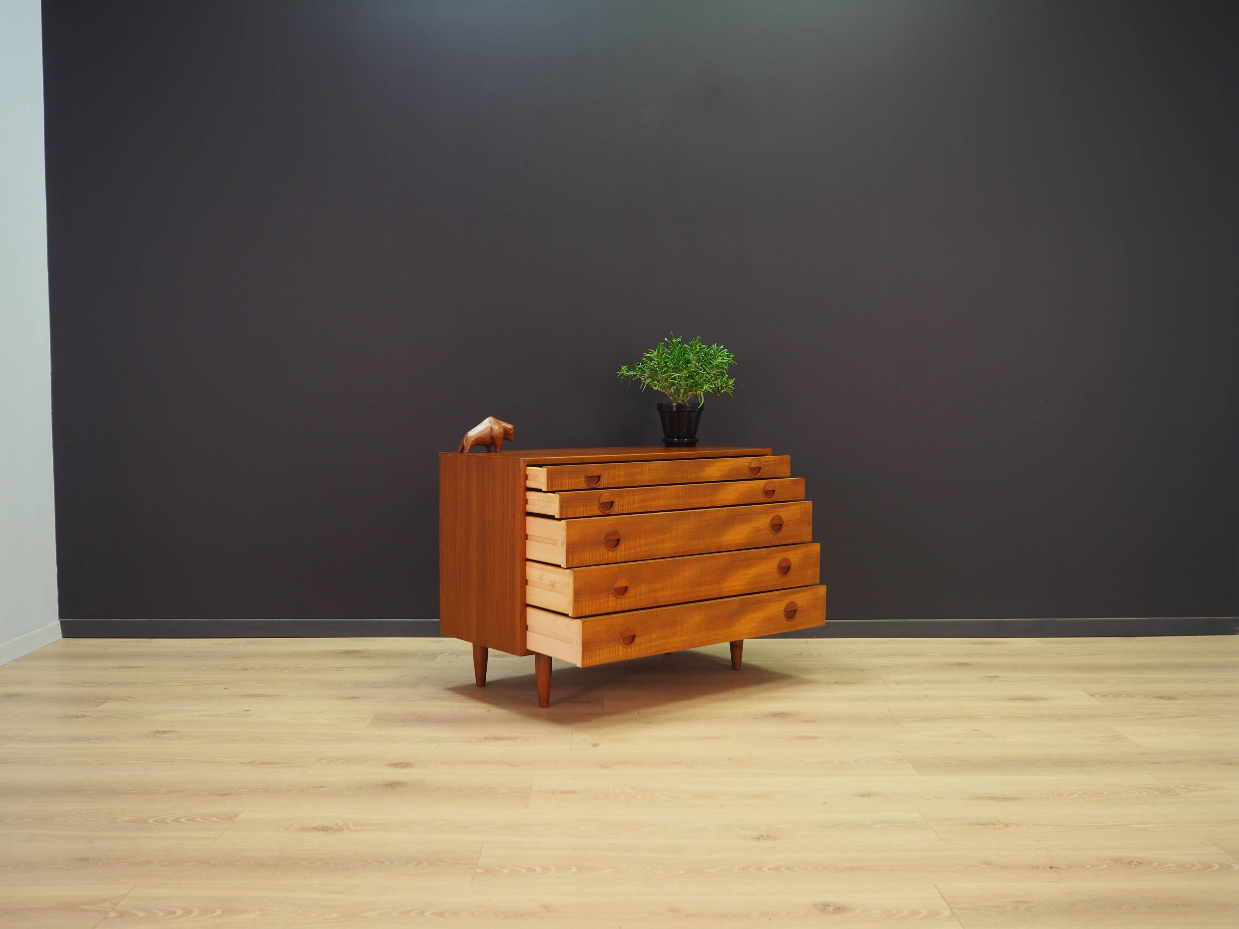 Classic chest of drawers