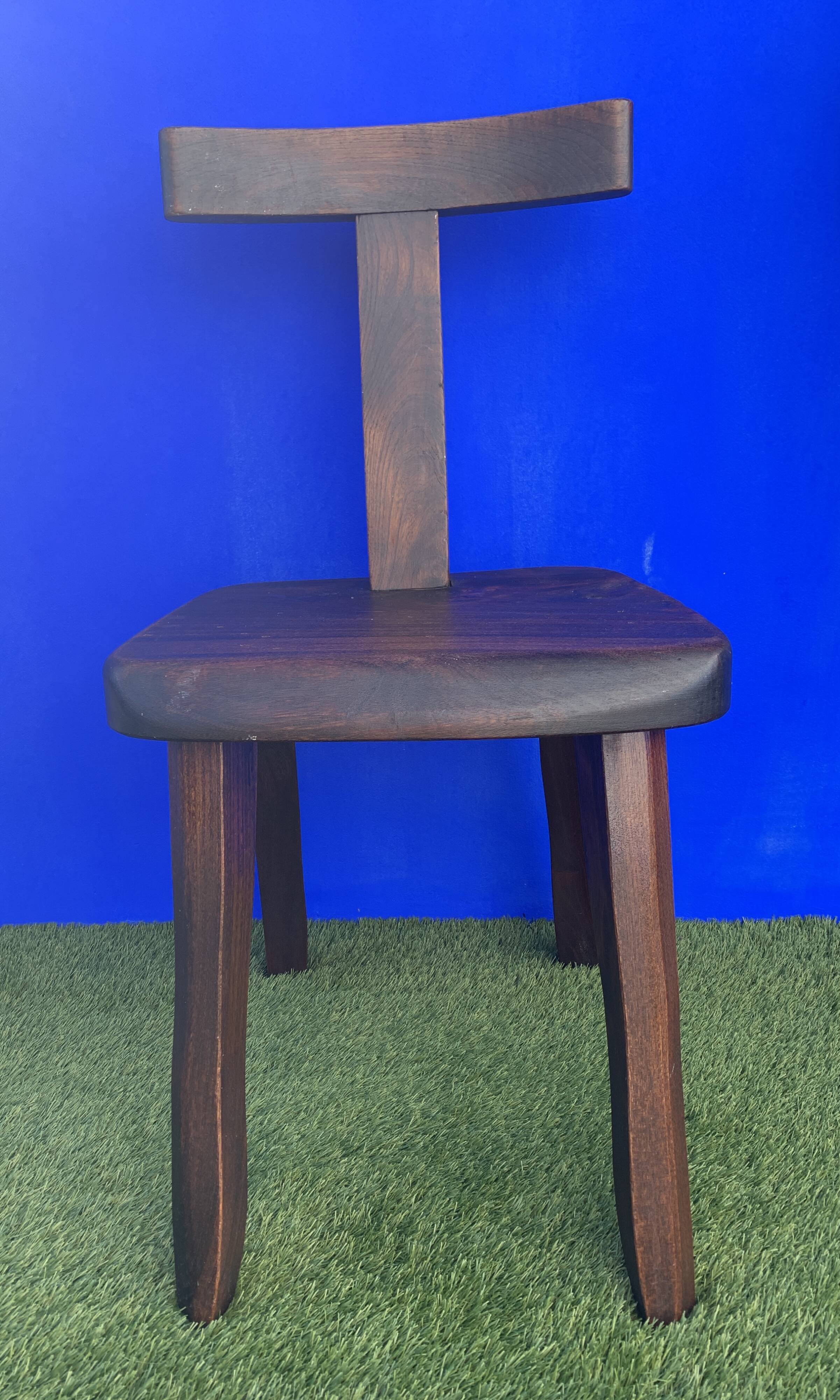 Pair of brutalist T-shaped chairs, solid Aranjou elm, design Olavi Hanninen, 1970