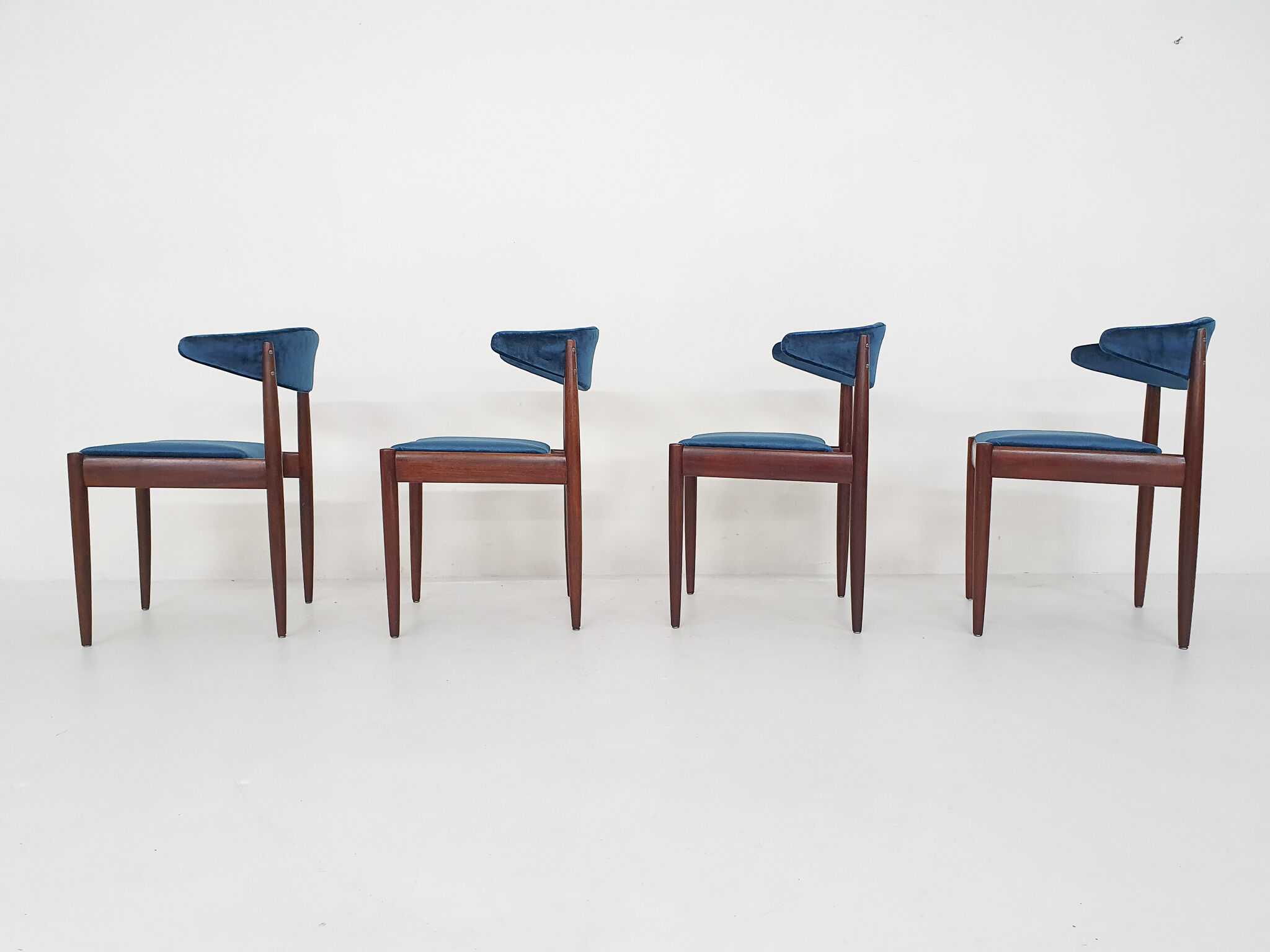 Ensemble de quatre chaises de salle à manger en palissandre et velours par Topform, Pays-Bas des années 1950