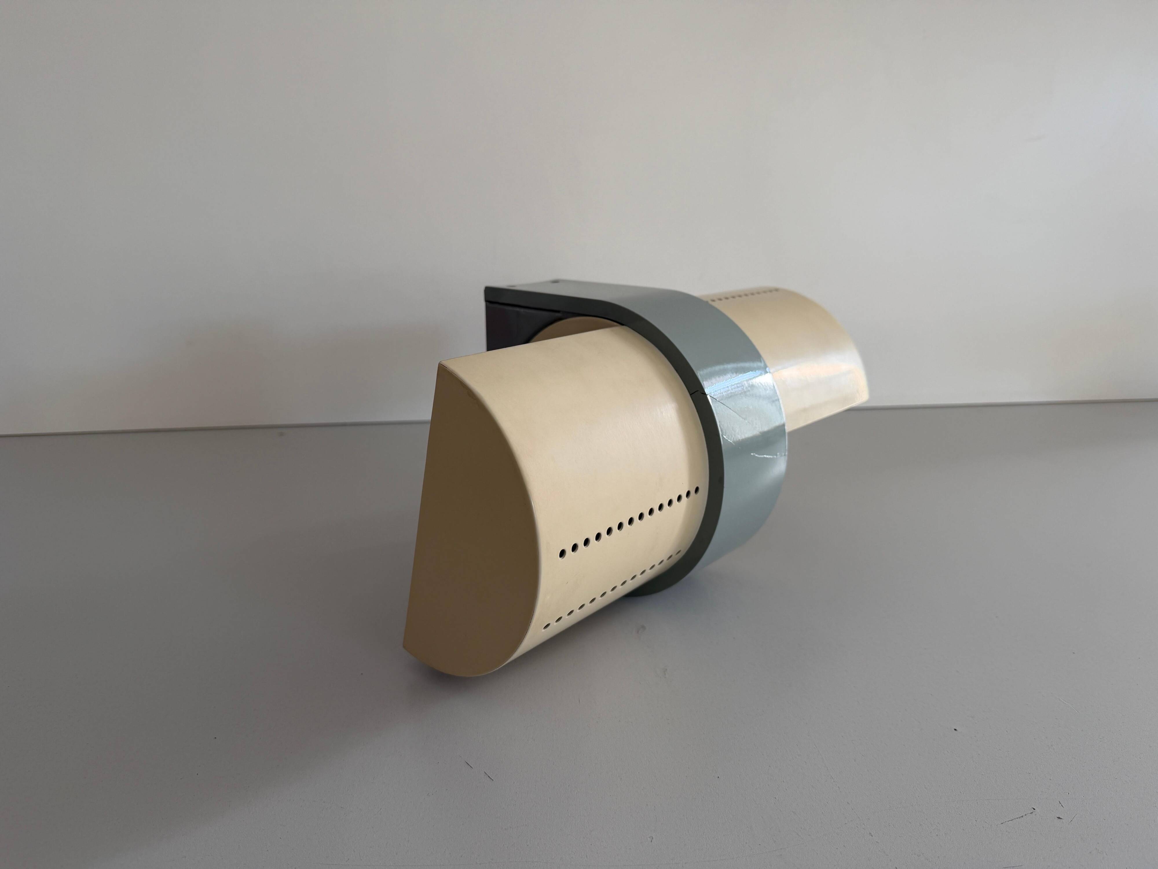 Simple wall light Model No by Eric Gottein for Artemide, 1970s, Italy.
