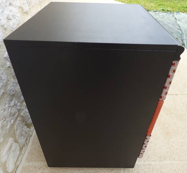 Vintage commode on wheels with three drawers in faux leather and fabric - end.