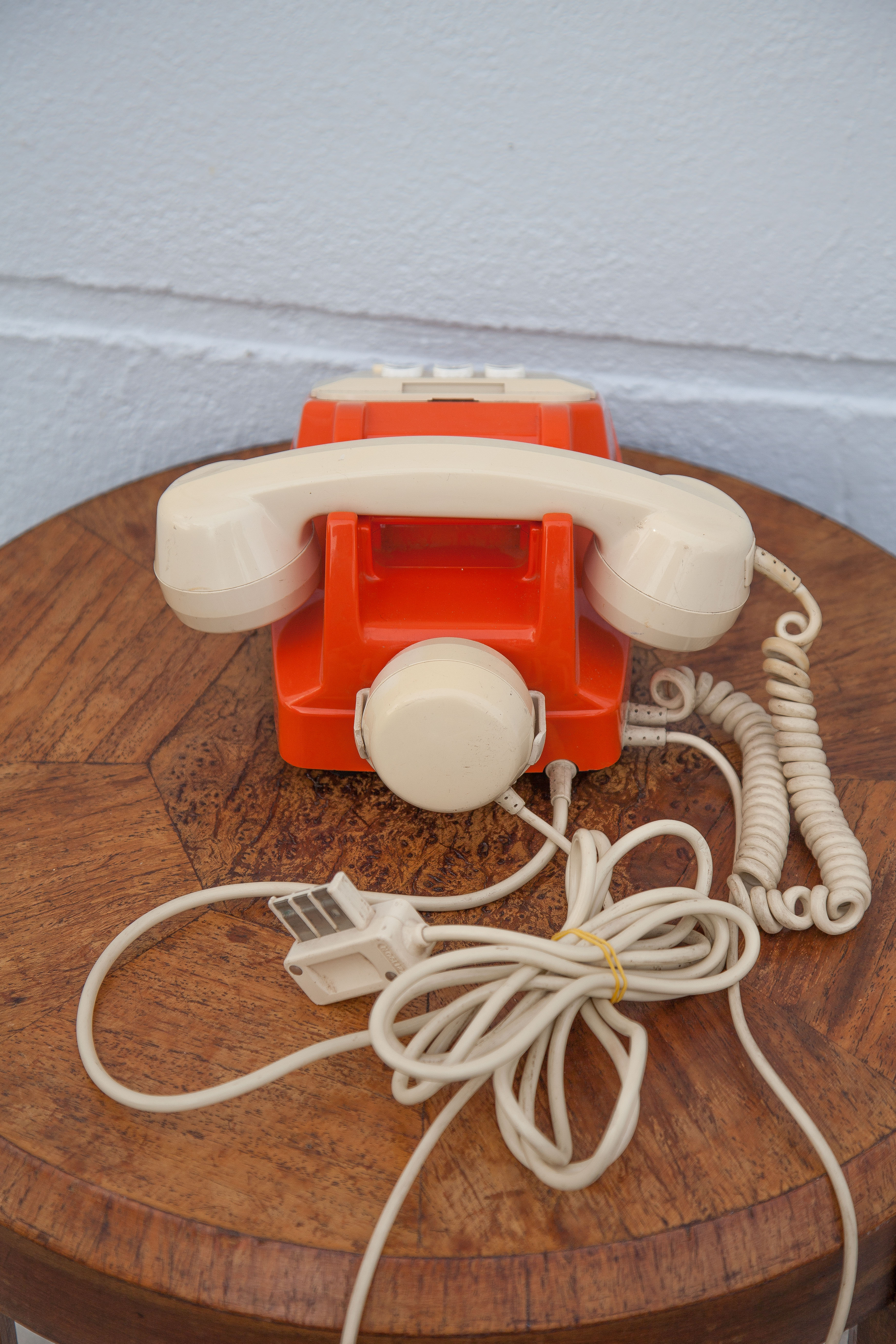 Téléphone orange et beige vintage, téléphone à touches, appareil téléphonique, rétro