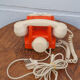 Téléphone orange et beige vintage, téléphone à touches, appareil téléphonique, rétro