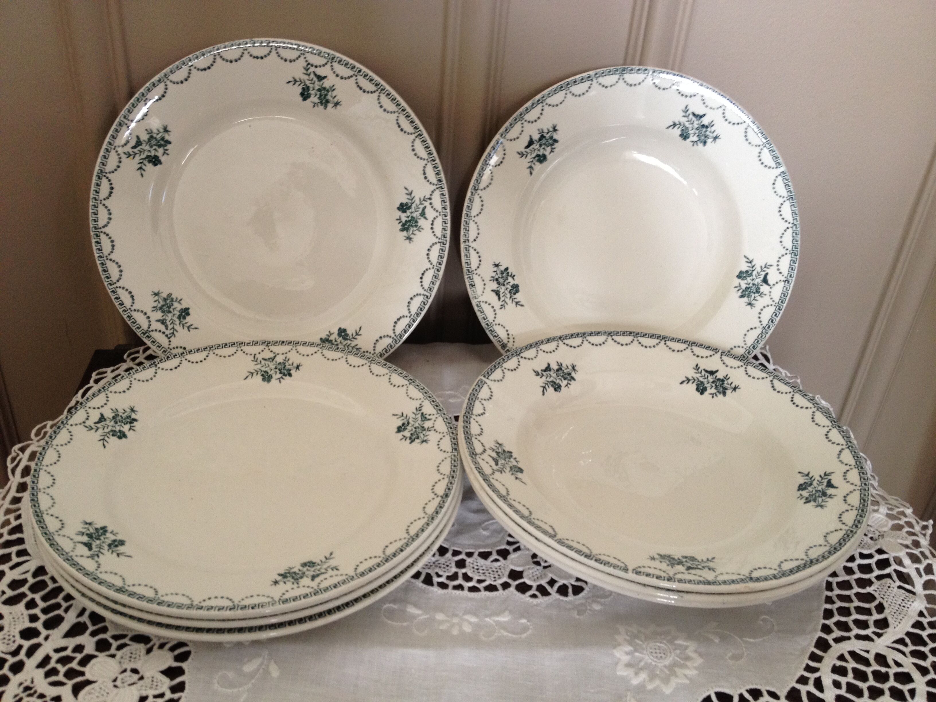 Set 4 dinner plates and 4 soup plates