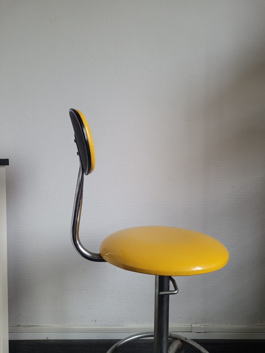 Vintage skaï yellow industrial stool