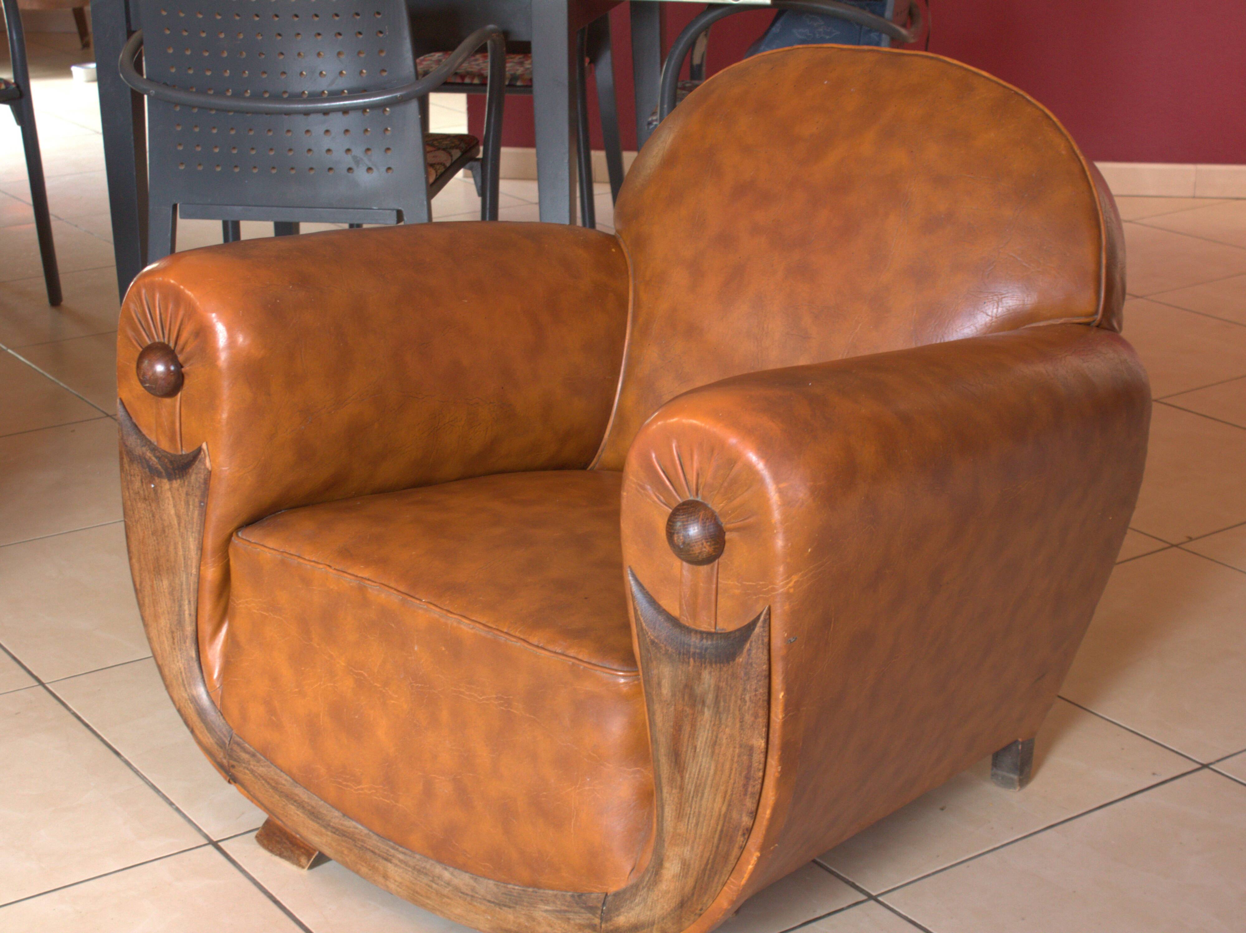 Leather club chair in good condition