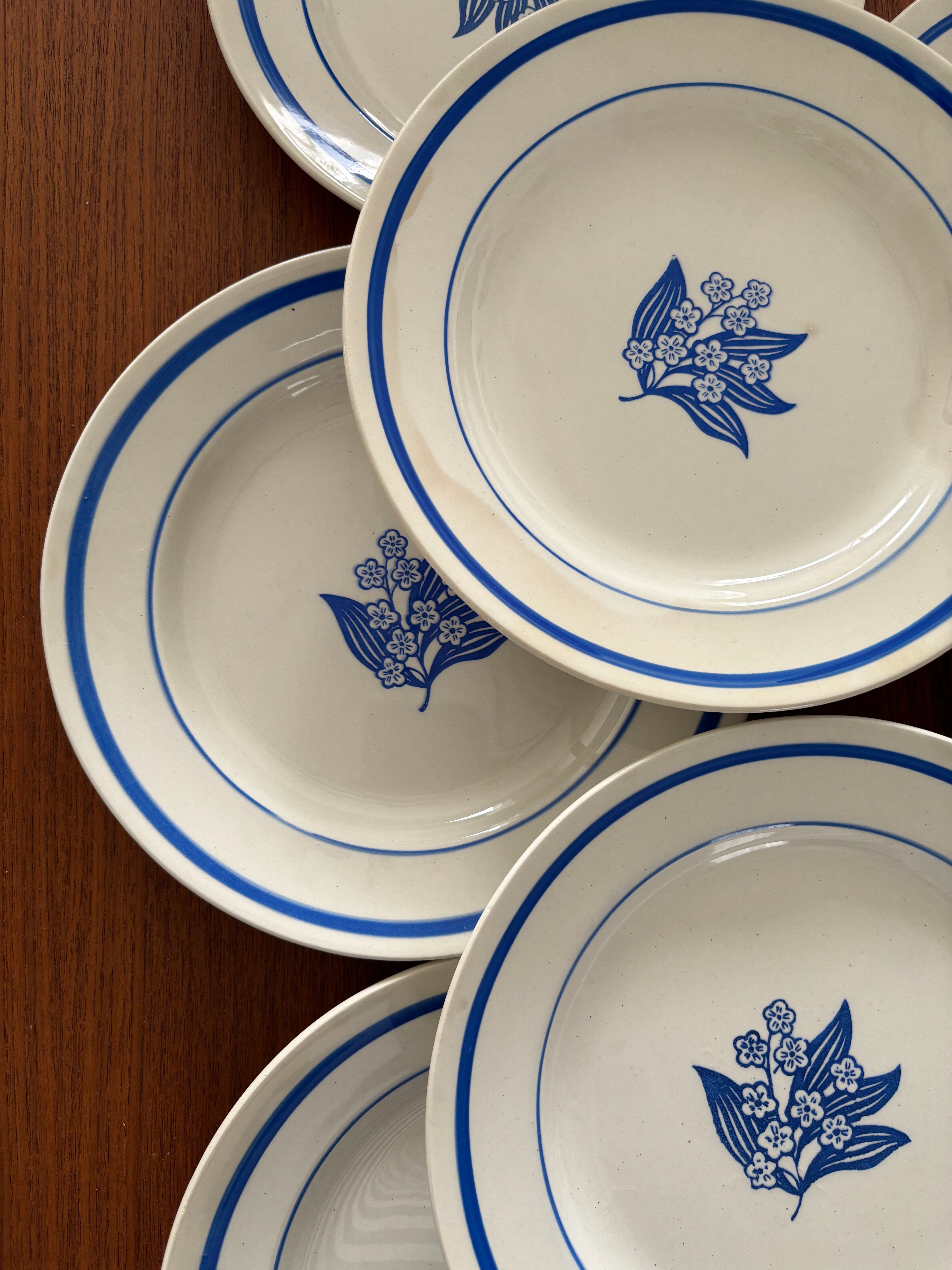 Set of 8 vintage flat plates in earthenware with blue flowers – Tableware