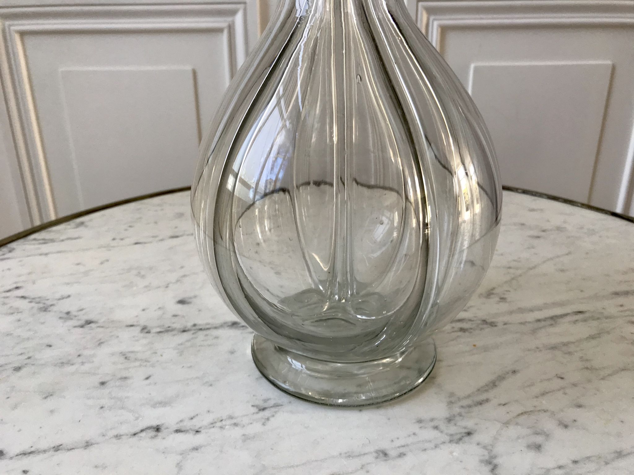 Carafe à liqueur à compartiments en verre moulé début XXème