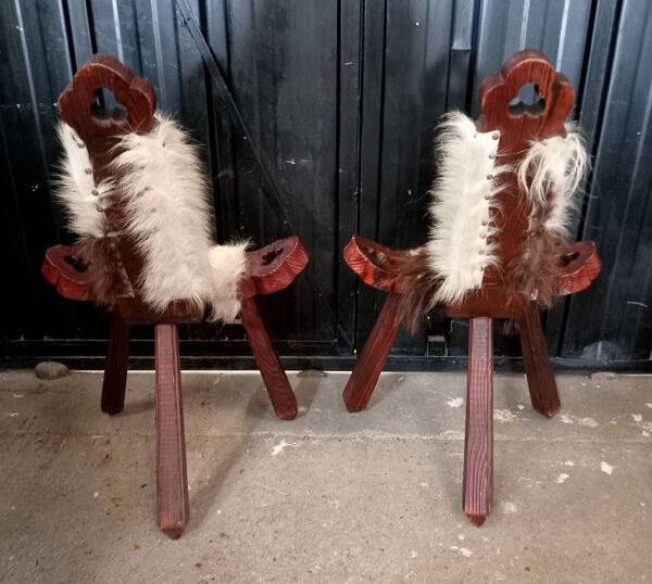 Paire de chaises tripodes brutalistes en bois et peau de vache