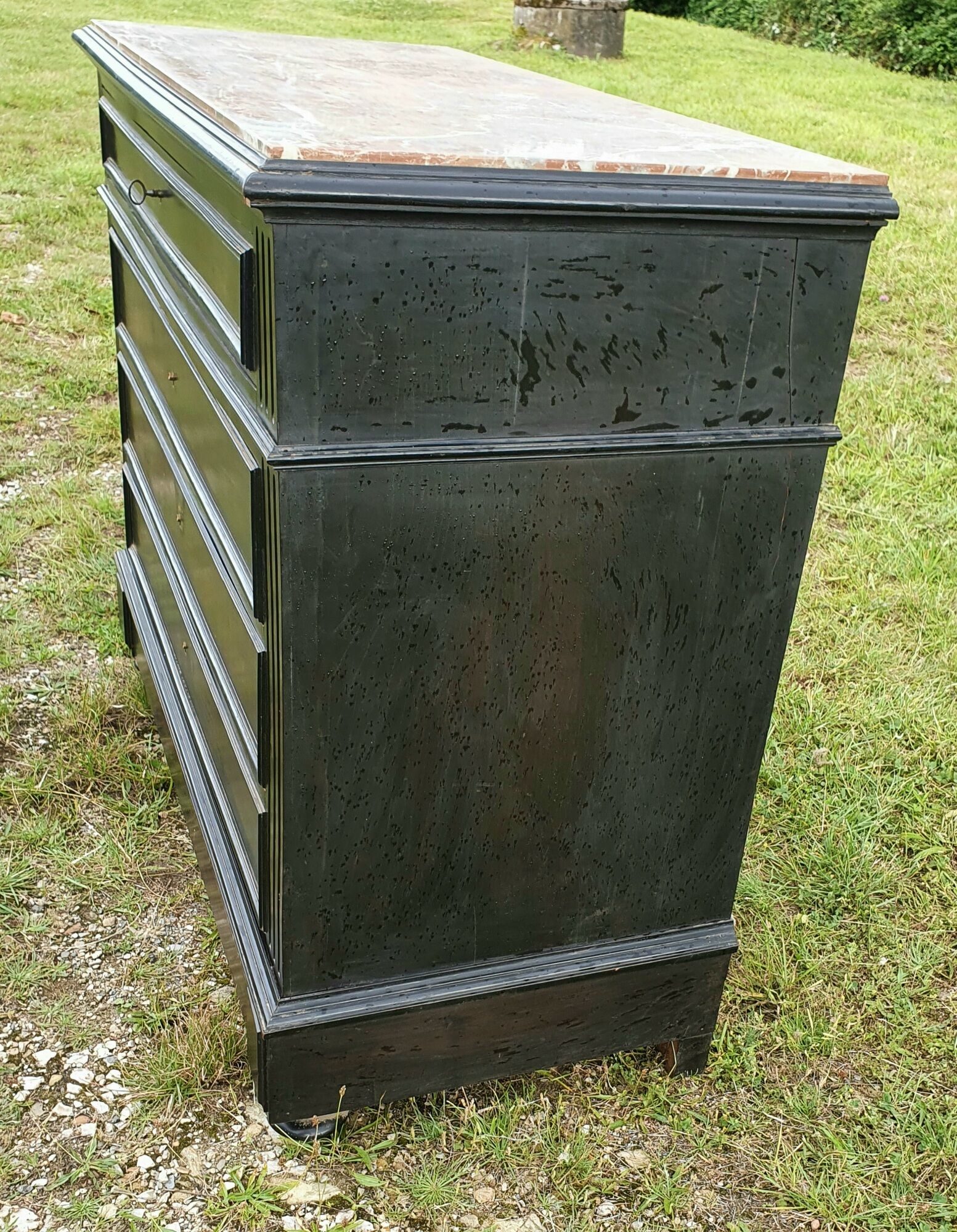 Blackened wooden chest of drawers with 5 drawers