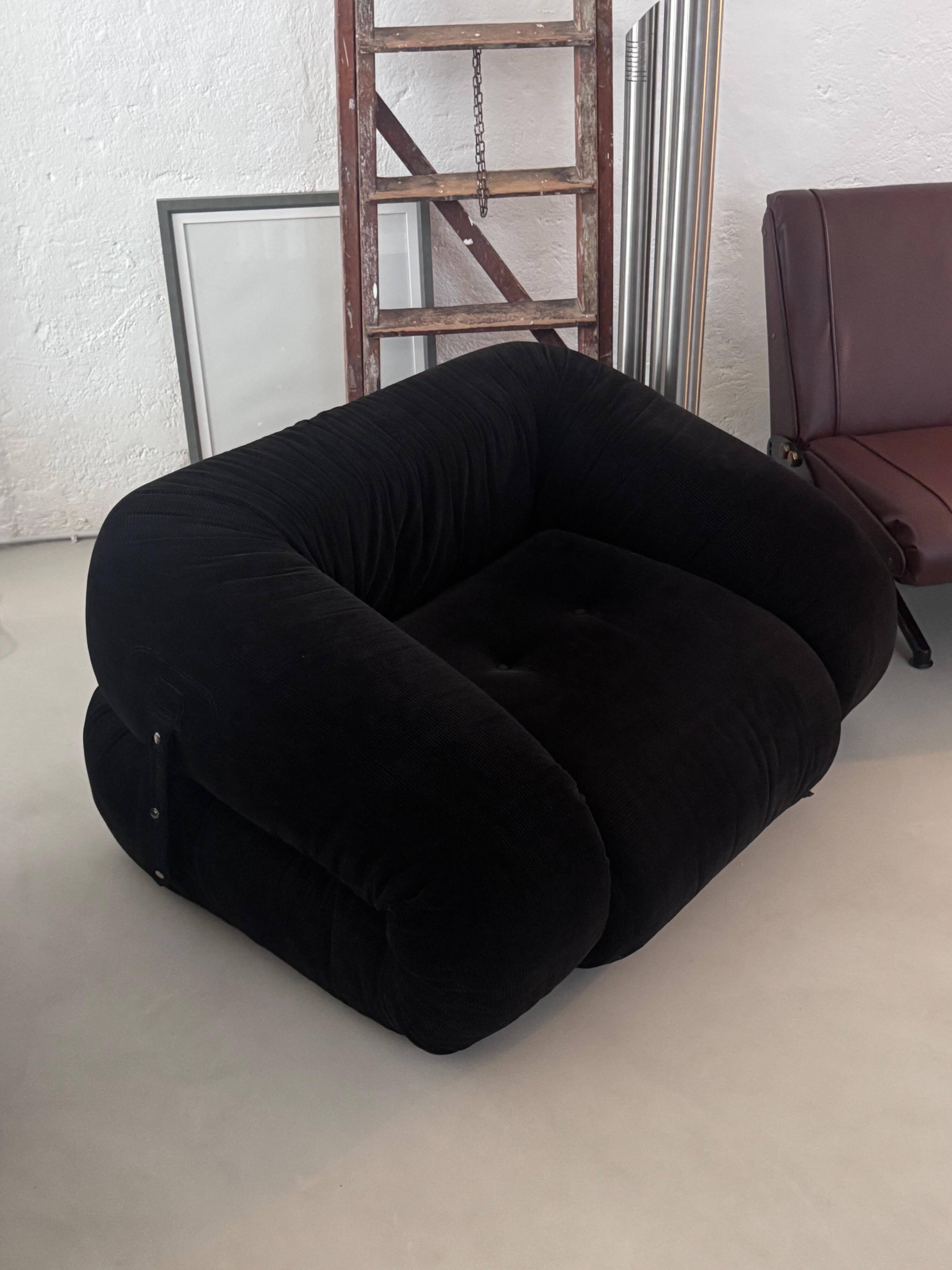 Collectible Anfibio Sofa Bed, black velvet lounge chair, Italian Space Age